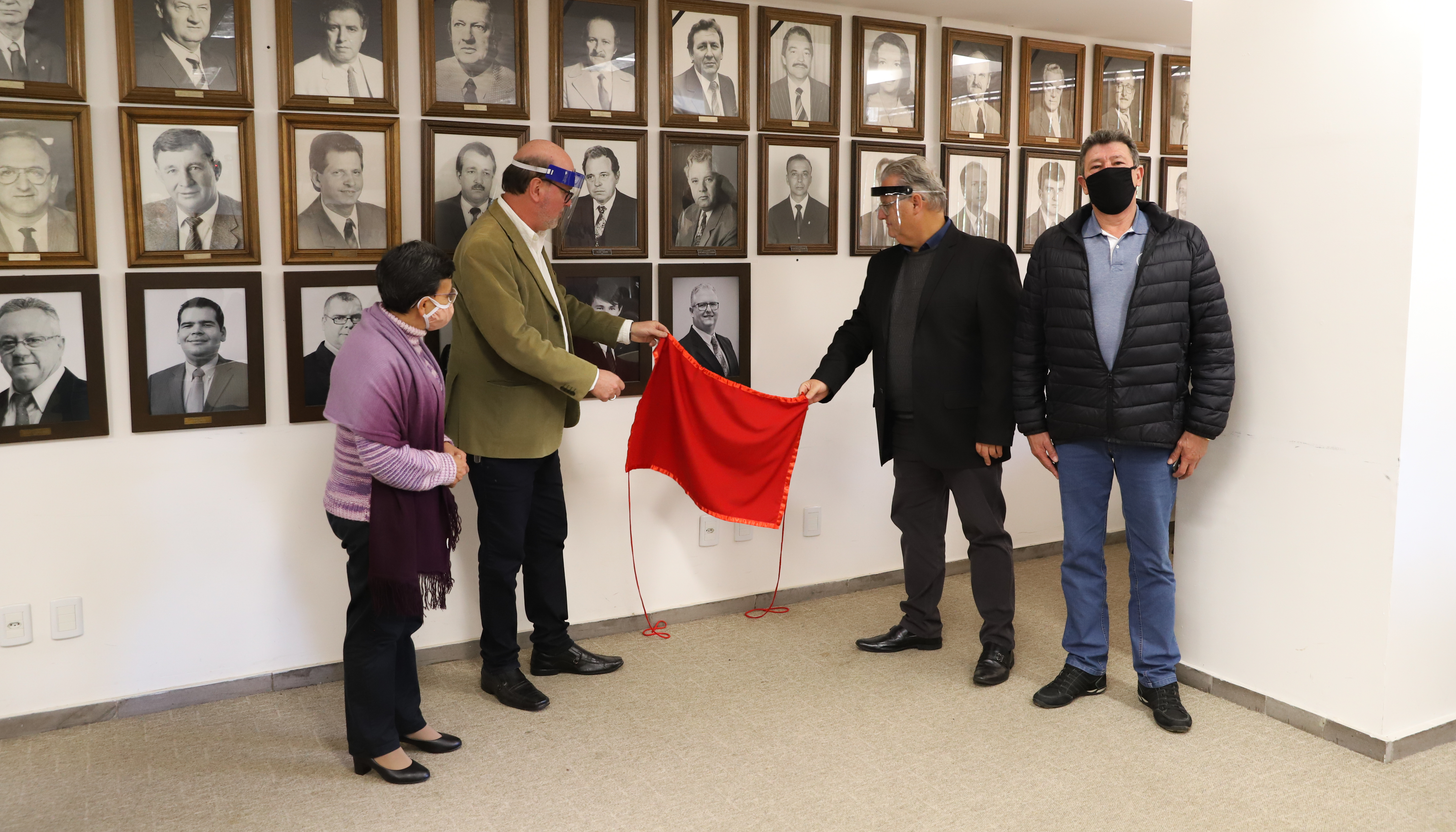 Raul Cassel descerra sua foto na galeria dos presidentes da Câmara