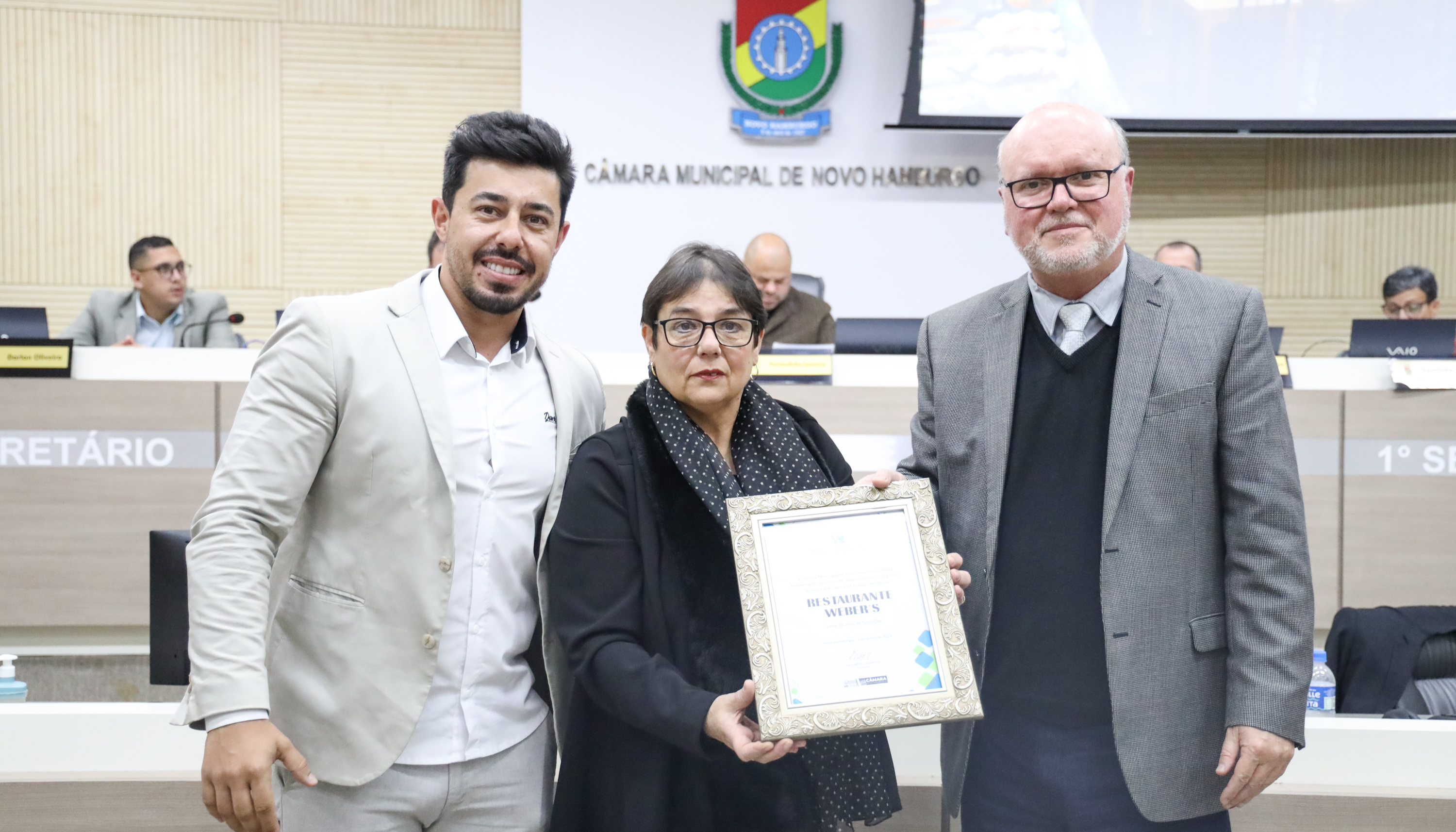 Restaurante Weber’s completa 25 anos e recebe homenagem da Câmara