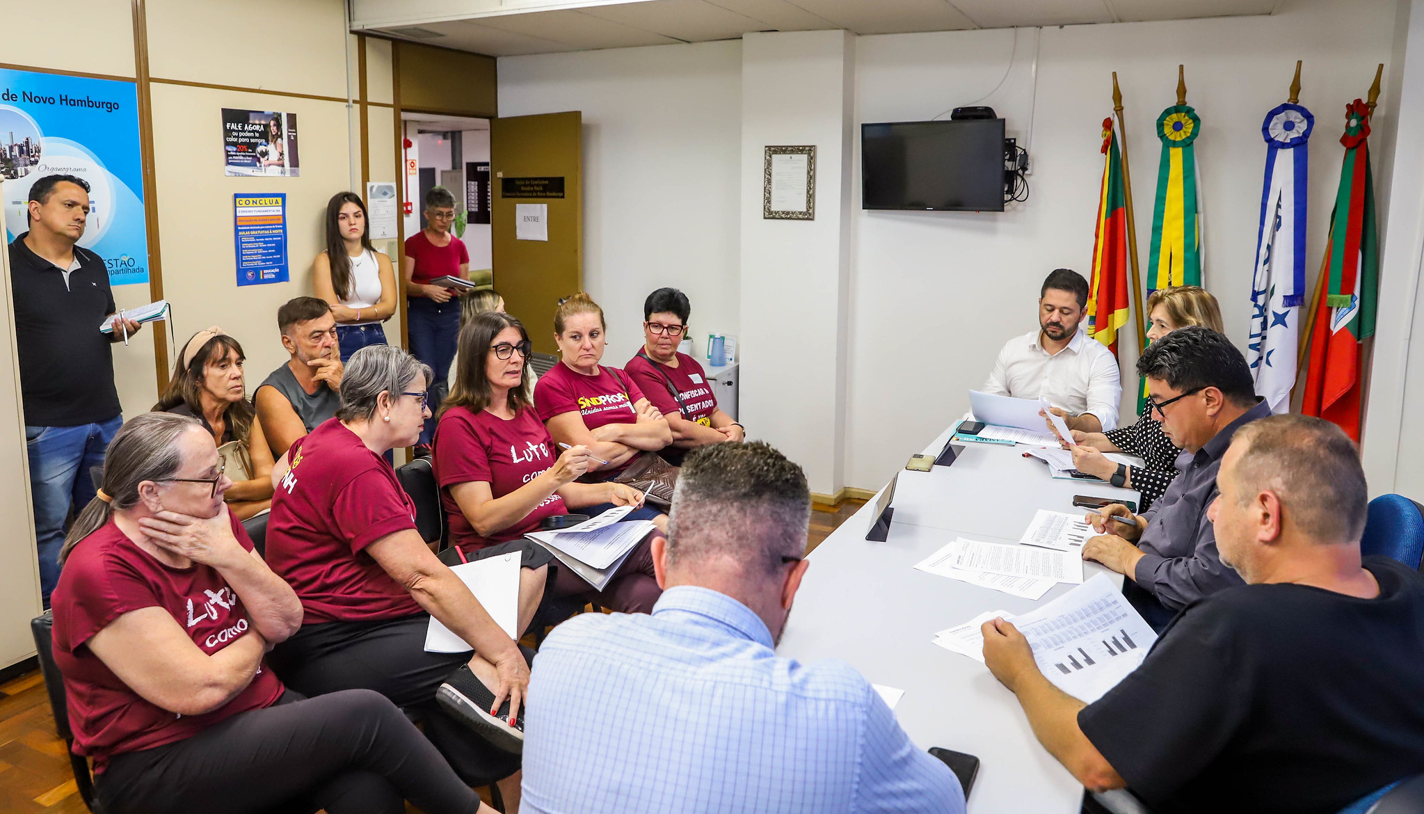 Reunião entre comissão especial e SindProfNH destaca preocupações sobre pagamentos assistenciais e mudança de sede do Ipasem