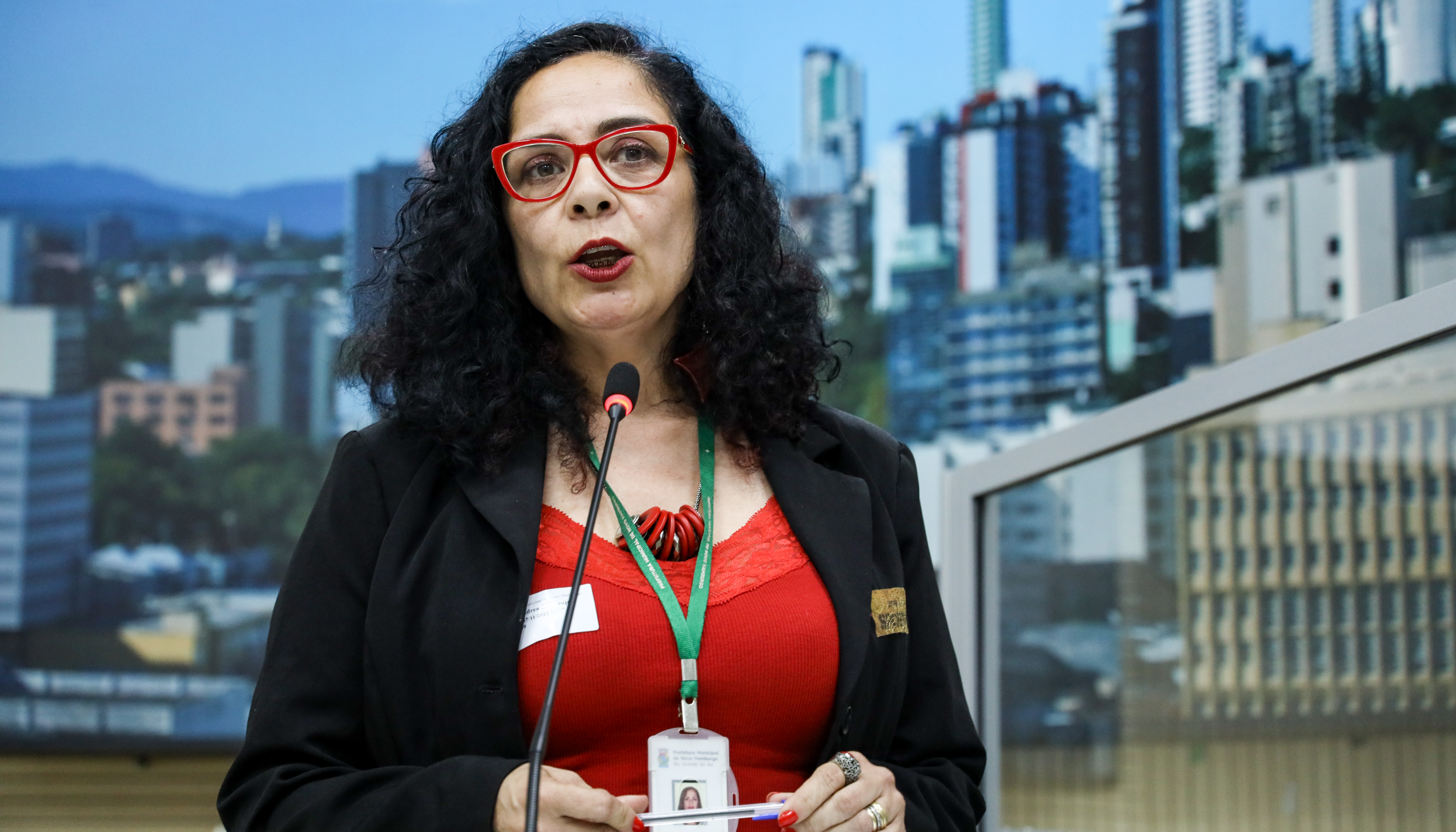 Secretária de Desenvolvimento Social presta esclarecimentos sobre atendimentos da pasta