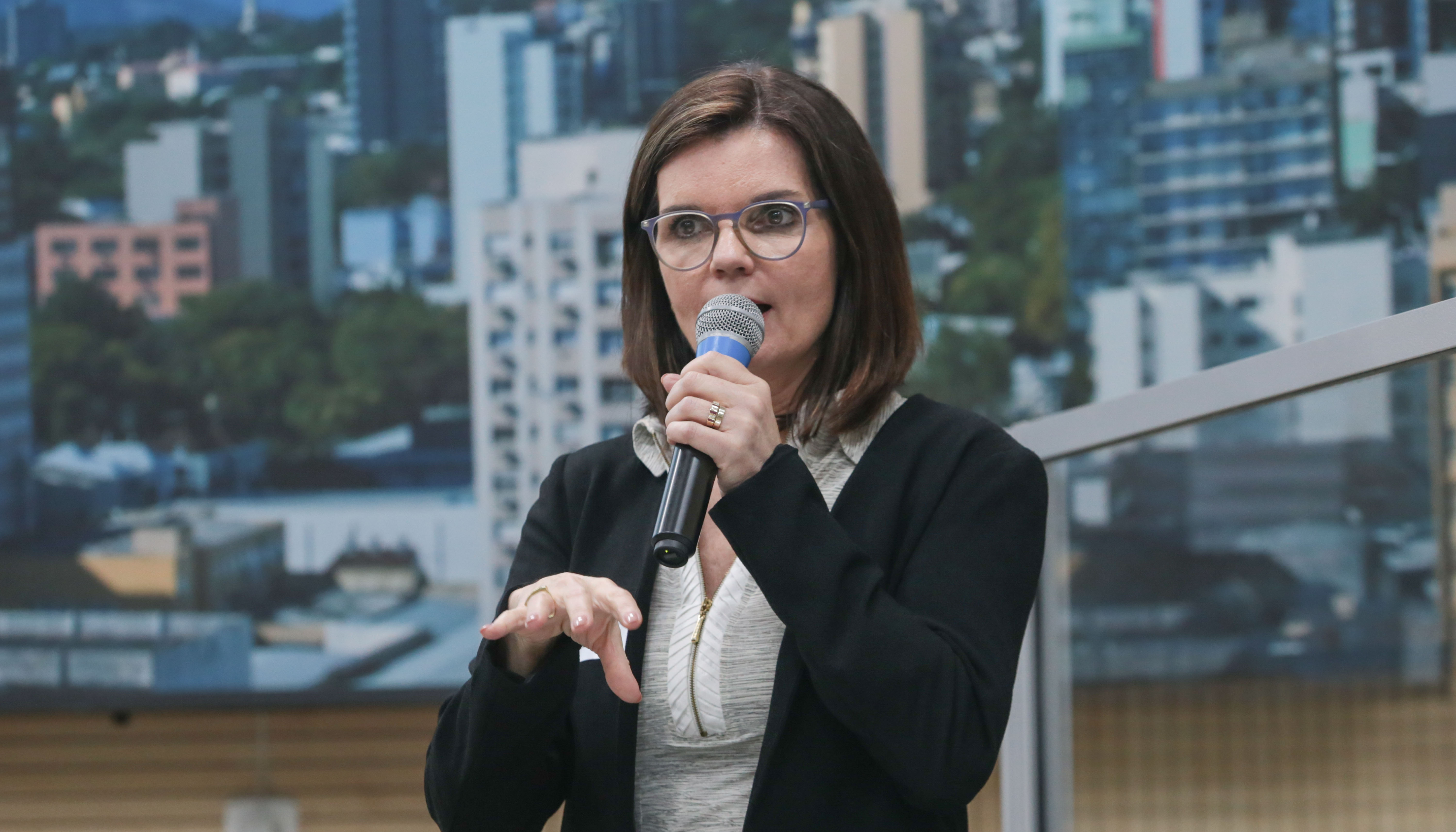 Secretária presta esclarecimentos sobre o Plano de Mobilidade Urbana e a licitação do transporte coletivo