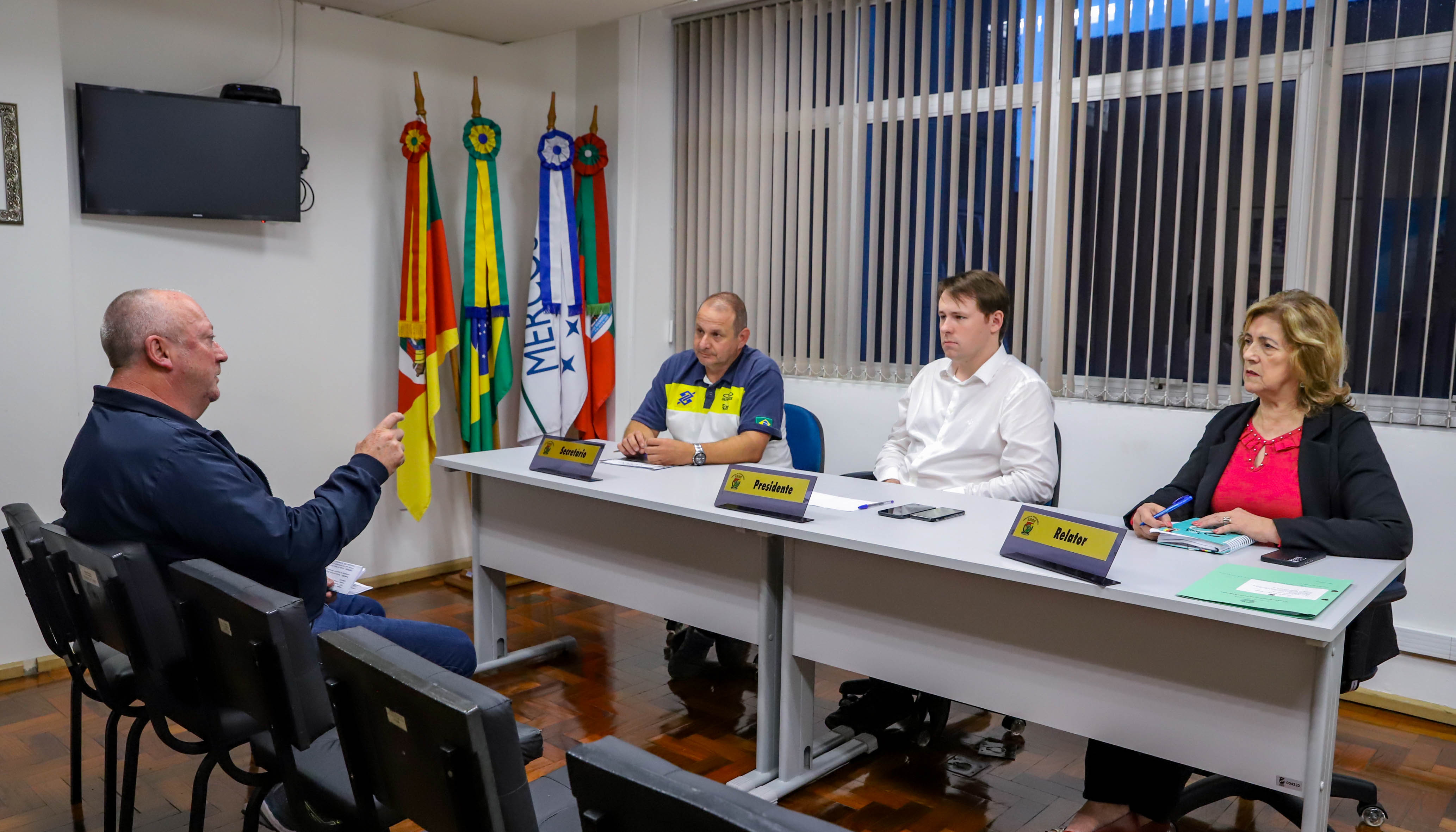 Secretário interino apresenta ações para solucionar problemas relatados em duas escolas