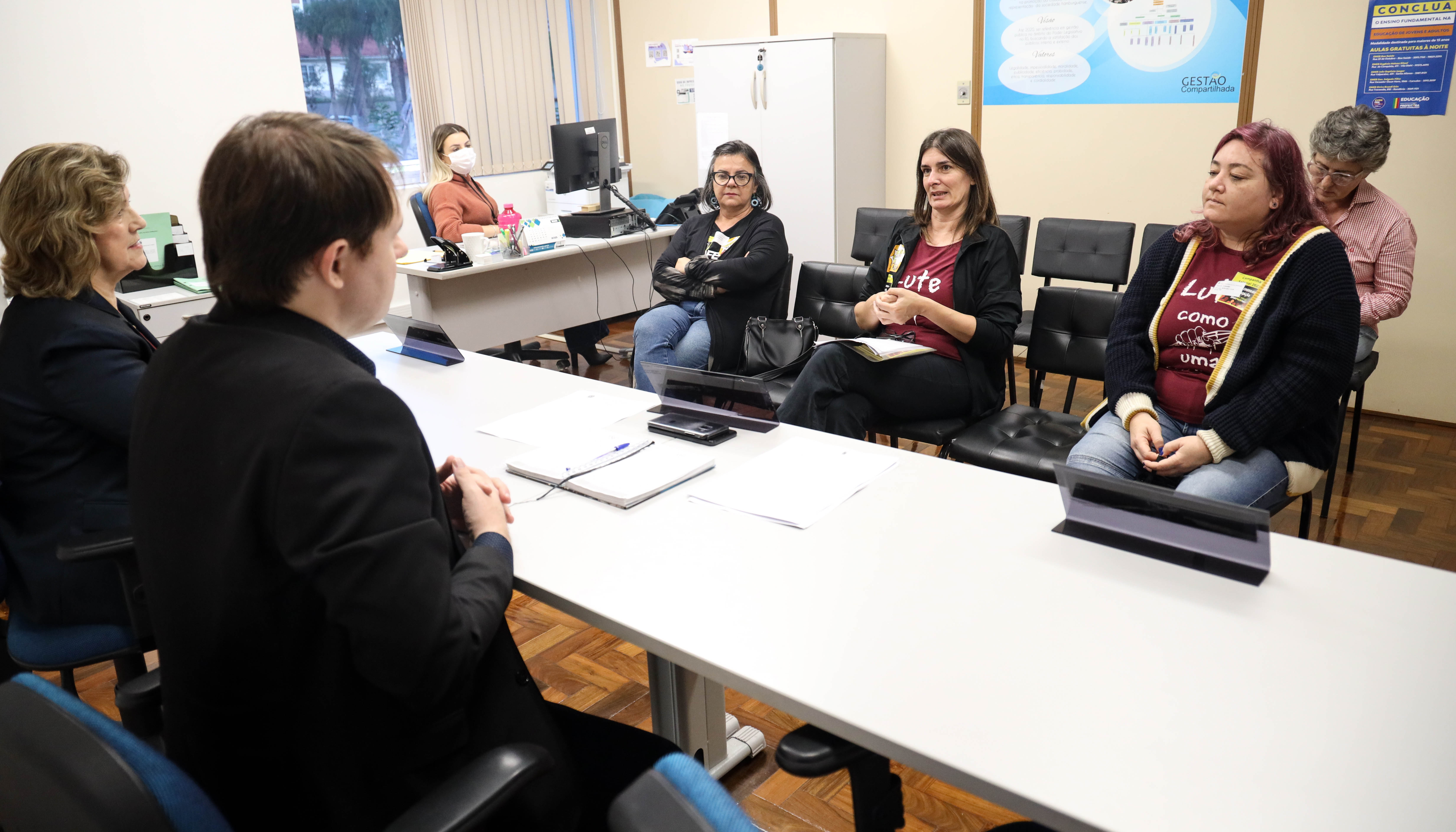 SindProfNH se posiciona contrário a segurança armada nas escolas em reunião da Coedu