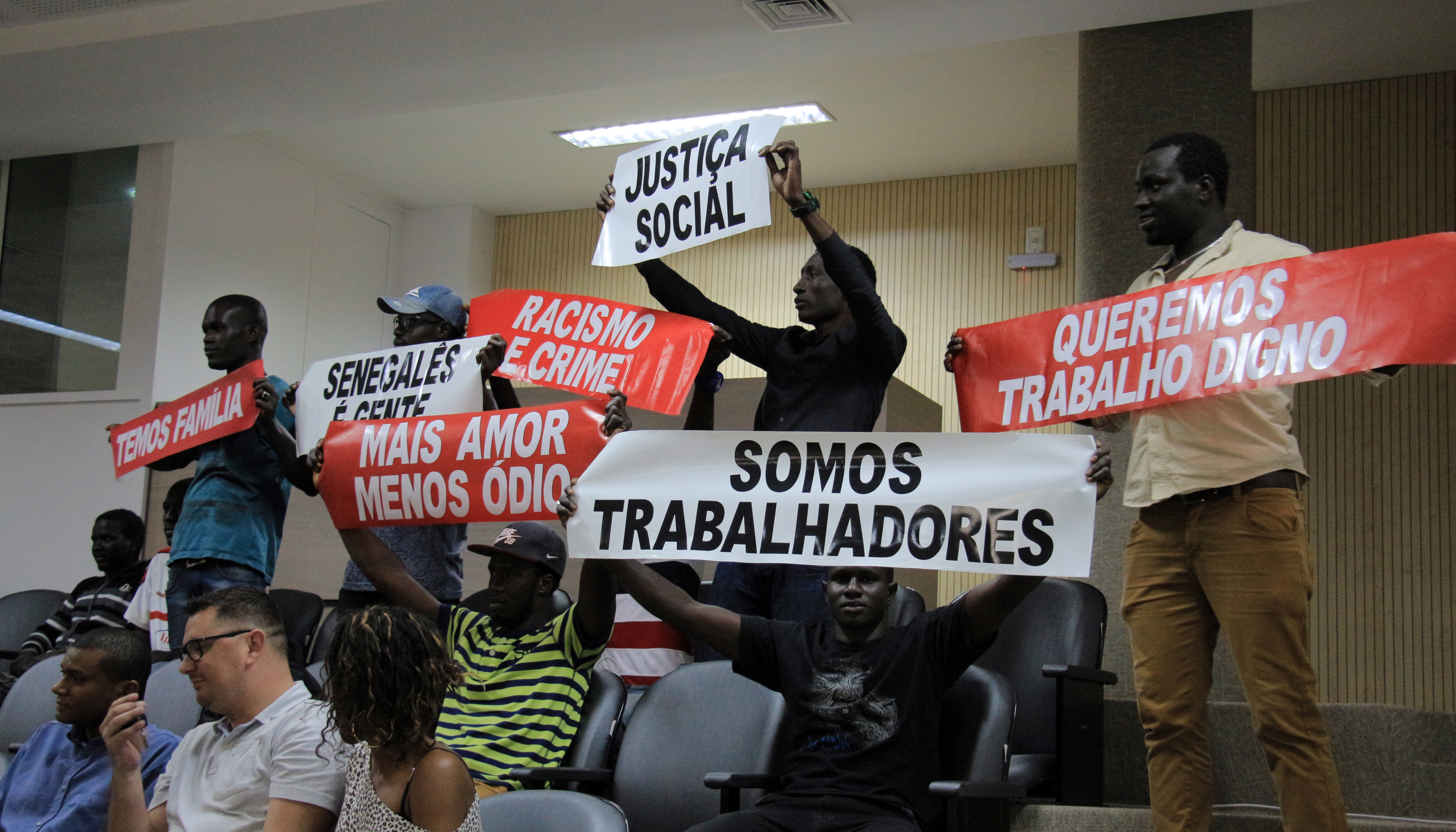 Situação de imigrantes em Novo Hamburgo e o comércio ilegal de mercadorias são debatidos na Câmara