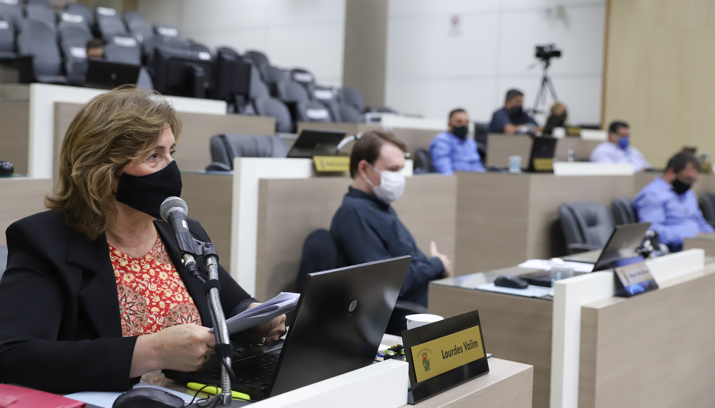 Vereadora pede reabertura da educação infantil e suspensão do aumento da tarifa de ônibus