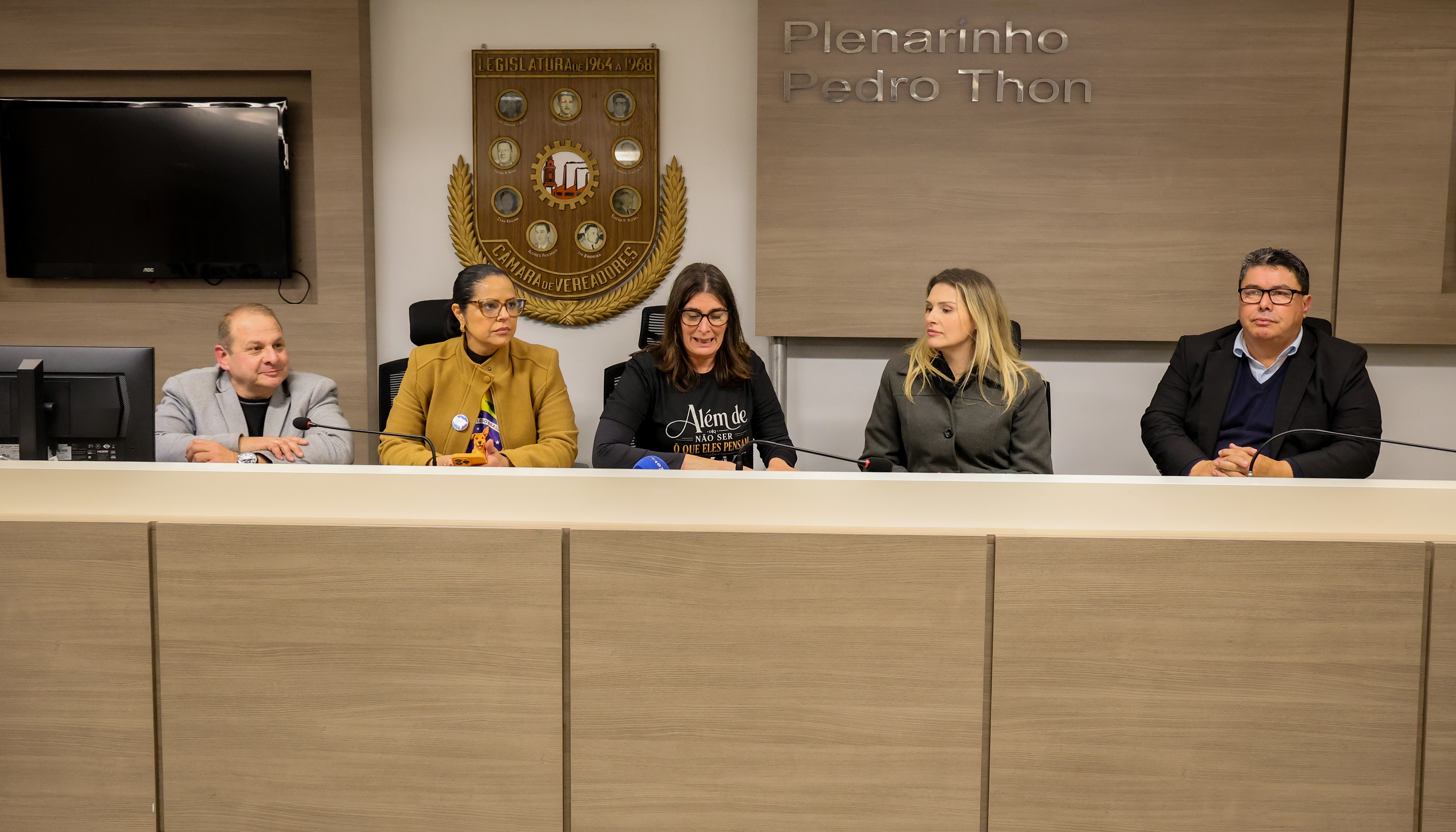 Vereadores anunciam ação popular que questiona pagamento de secretária