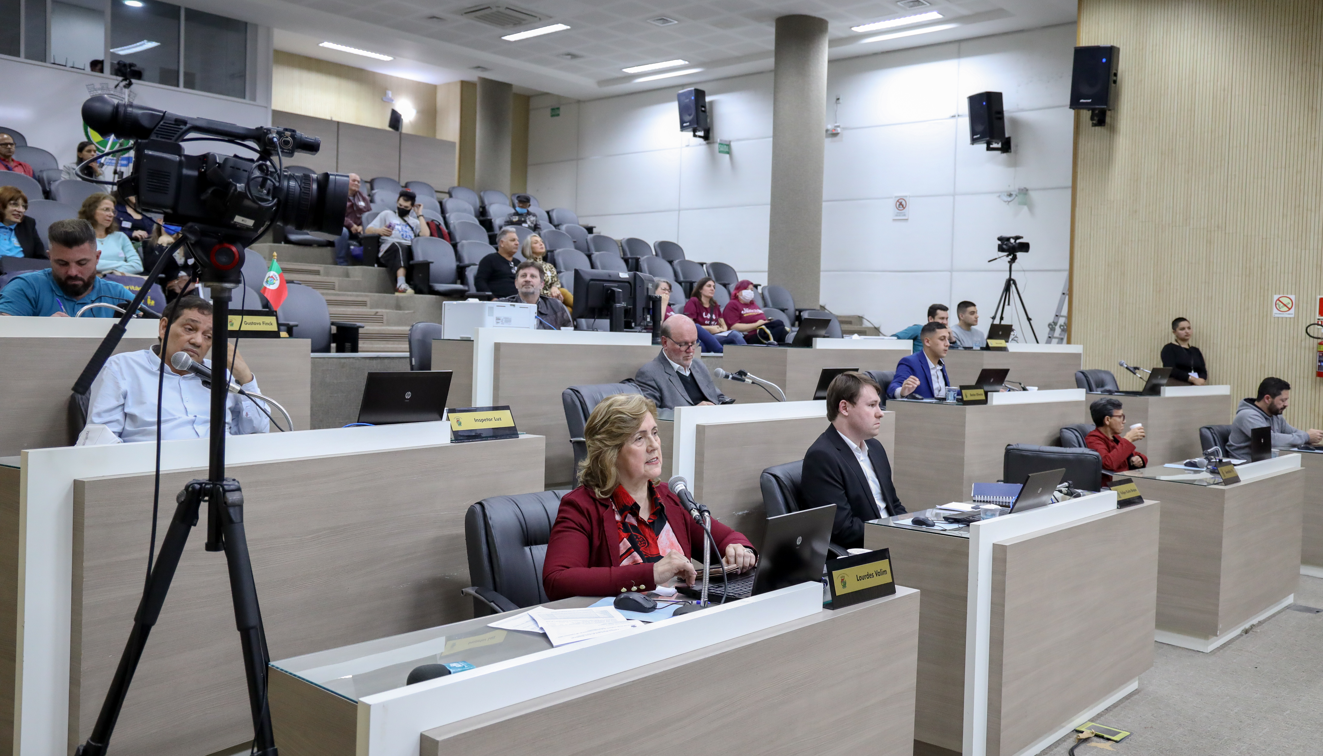 Vereadores aprovam divulgação de telefones para denúncias de violência doméstica em condomínios e comércio
