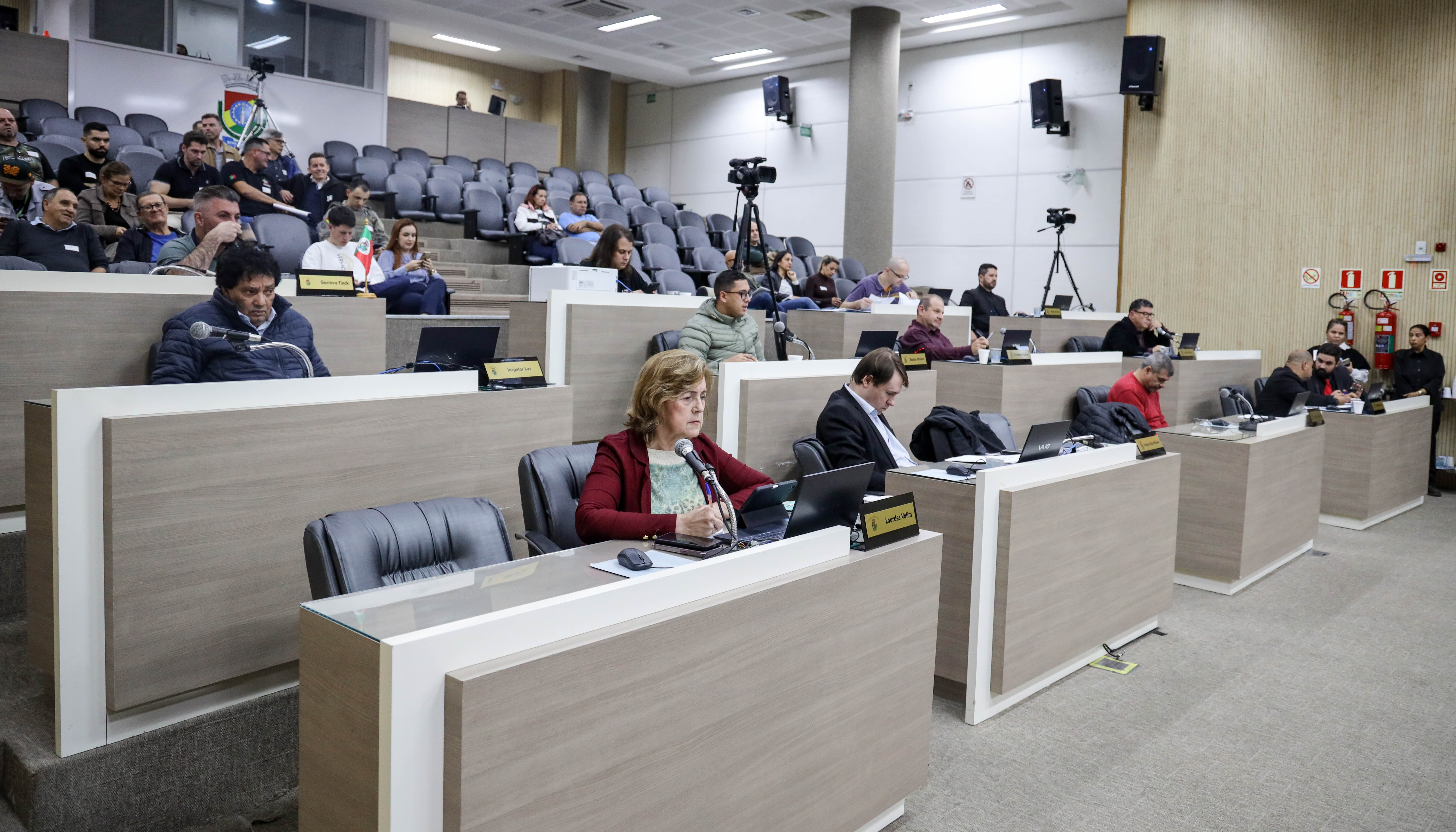 Vereadores decidem pelo adiamento da votação de três projetos