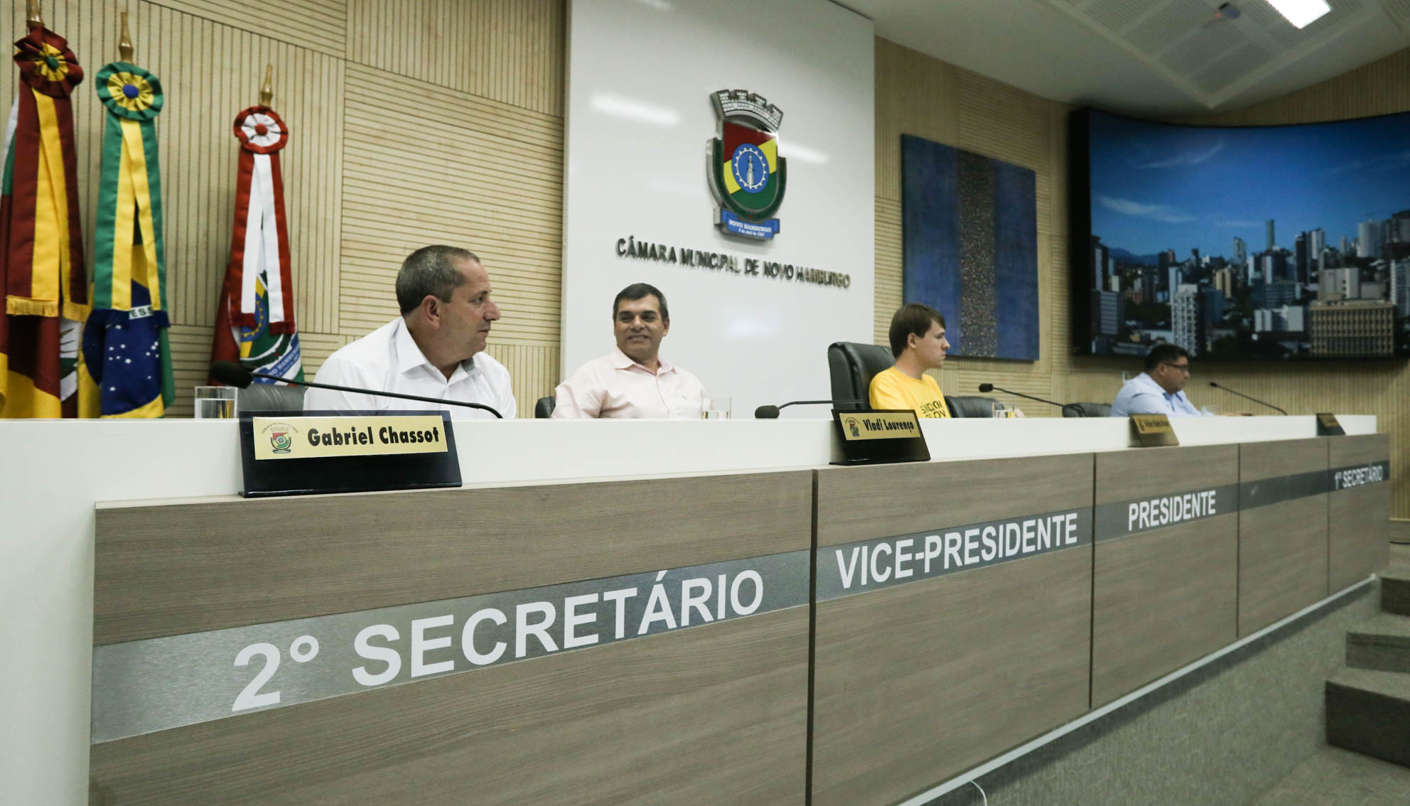 Vereadores derrubam veto parcial a projeto de vereadora mirim