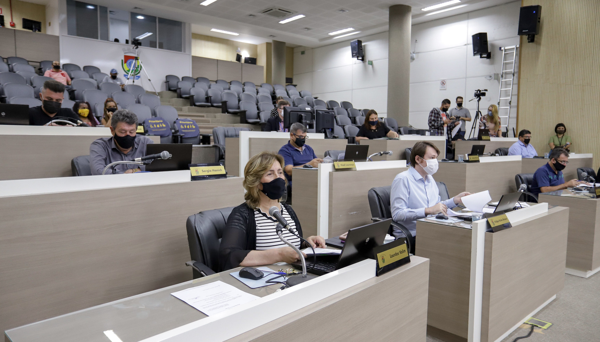 Vereadores destinam R$ 840 mil para escolas e entidades em emenda ao orçamento