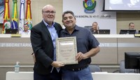 Vereadores homenageiam Gerson Peteffi por seu 30º ano de mandato