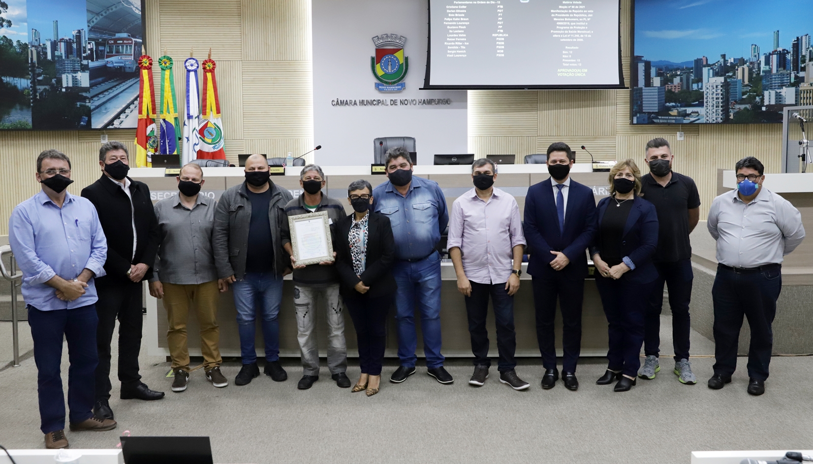 Vereadores prestam homenagem ao servidor aposentado Celso Juares de Oliveira