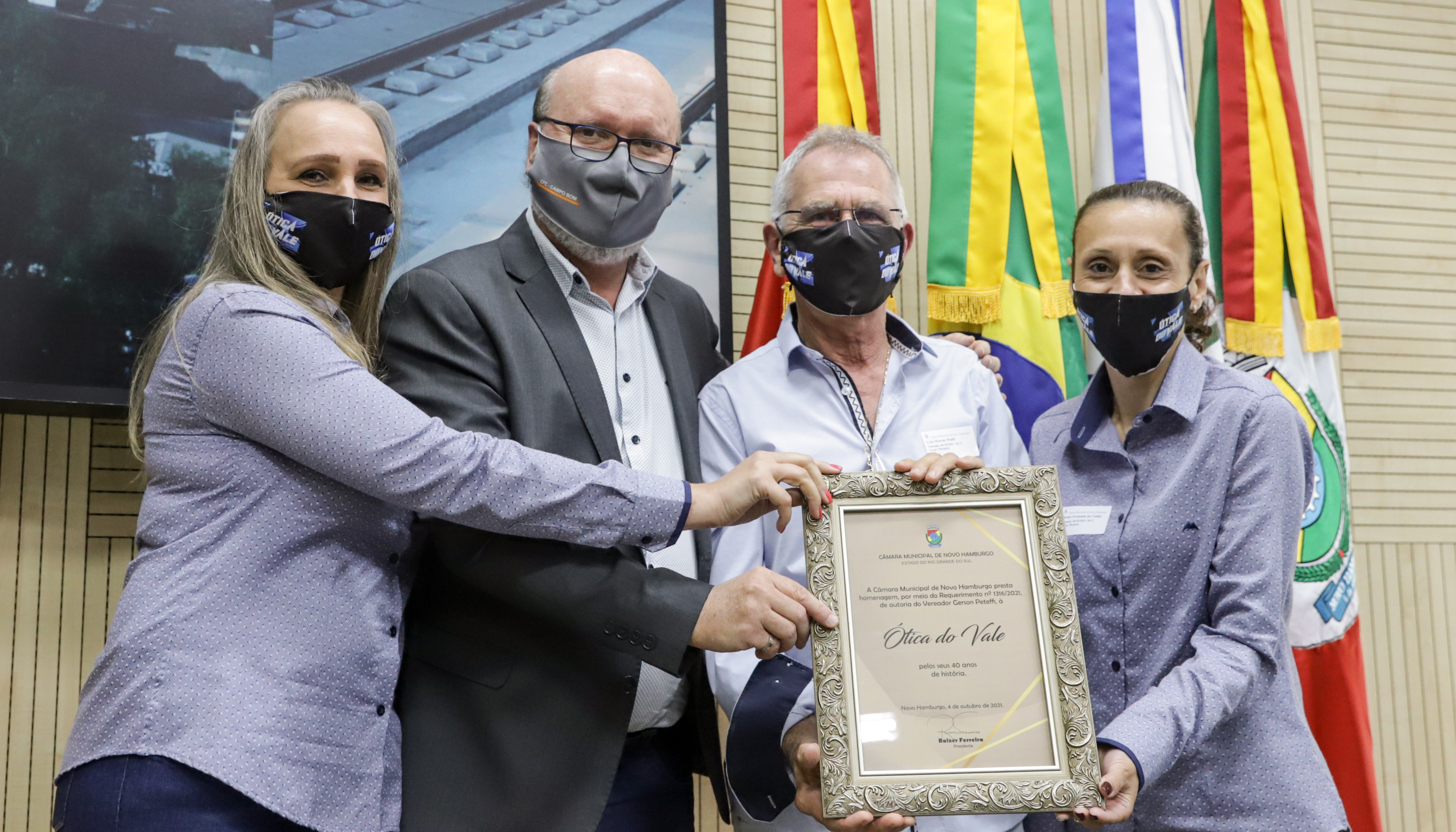 Vereadores prestam homenagem aos 40 anos da Ótica do Vale