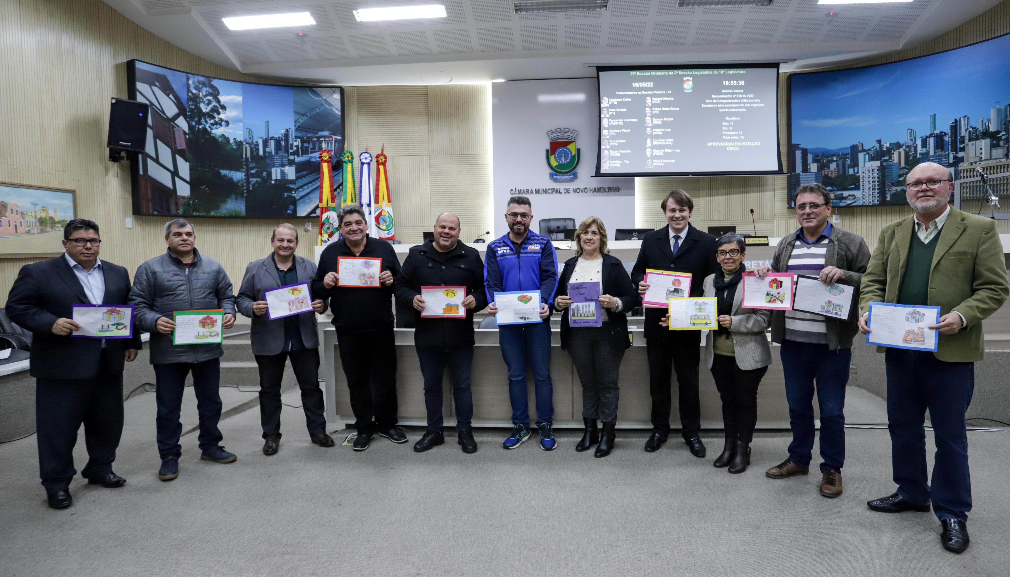 Vereadores recebem cartas enviadas por alunos da EMEB Guilherme Gaelzer Neto