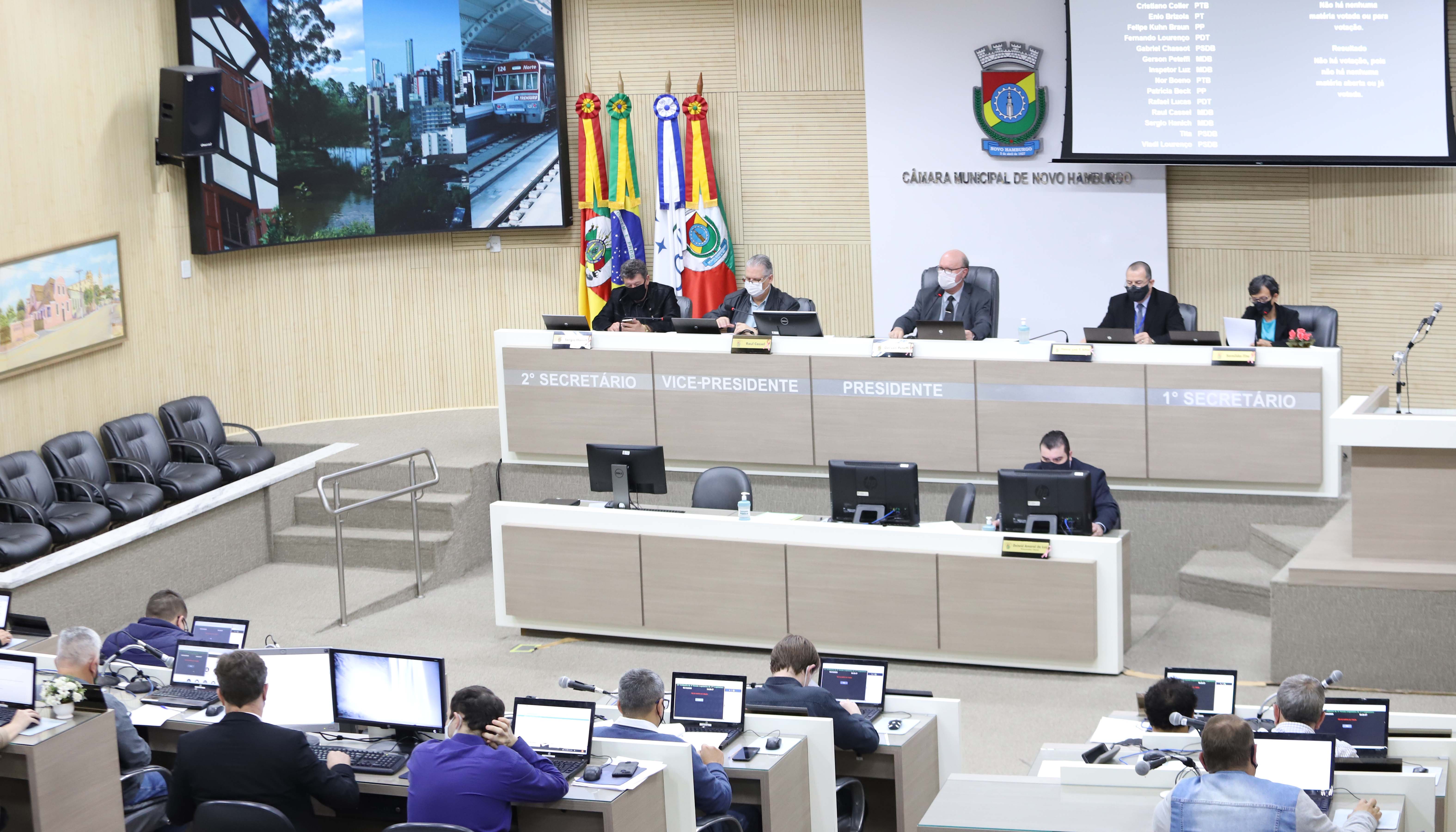 Vereadores sugerem compra antecipada de vagas em vans escolares