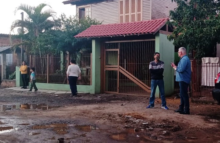 01/06/2020 - Nor Boeno recebe demandas de moradores após expediente no bairro Santo Afonso