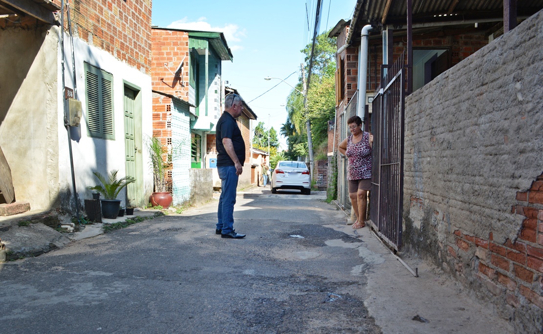 02/03/2020 - Vereador Nor Boeno protocola pedido de moradora junto à Comusa