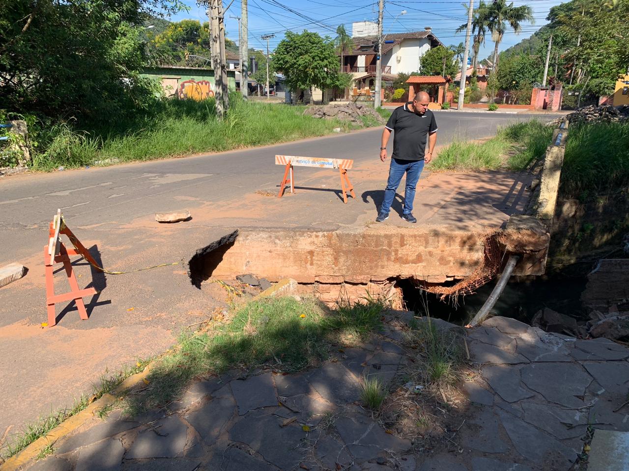 02/04/2019 - Fernando Lourenço constata situação grave em rua Chapecó no São José