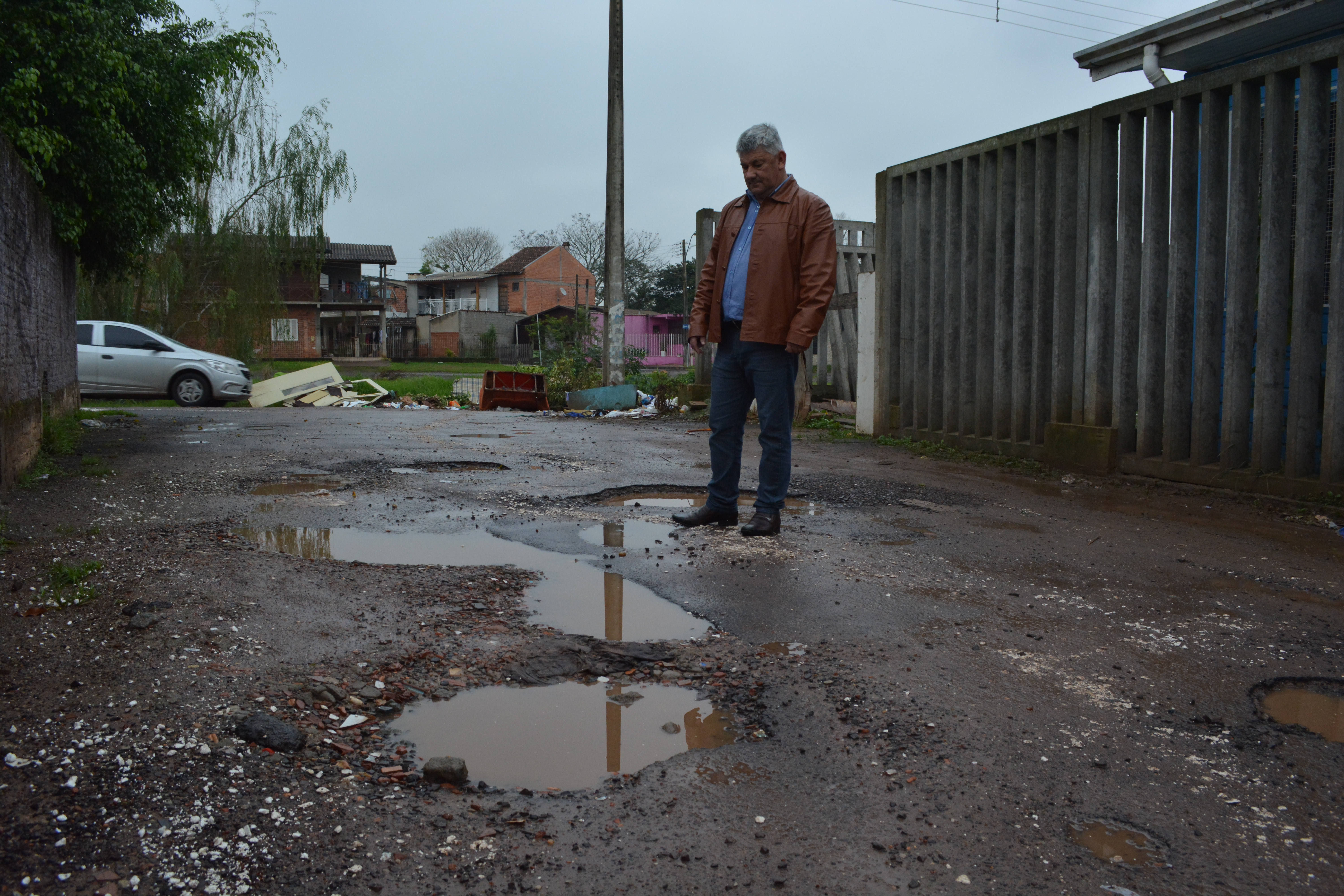 02/08/2018 - Nor Boeno pede operação tapa-buraco em frente à EMEF Arnaldo Reinhardt