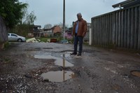 02/08/2018 - Nor Boeno pede operação tapa-buraco em frente à EMEF Arnaldo Reinhardt