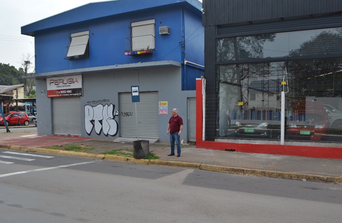 02/10/2019 - Nor Boeno solicita colocação de abrigo em parada de ônibus na avenida Pedro Adams Filho