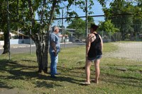 02/12/2019 - Vereador Nor Boeno recebe demanda ao dialogar com moradora na praça localizada na Ícaro