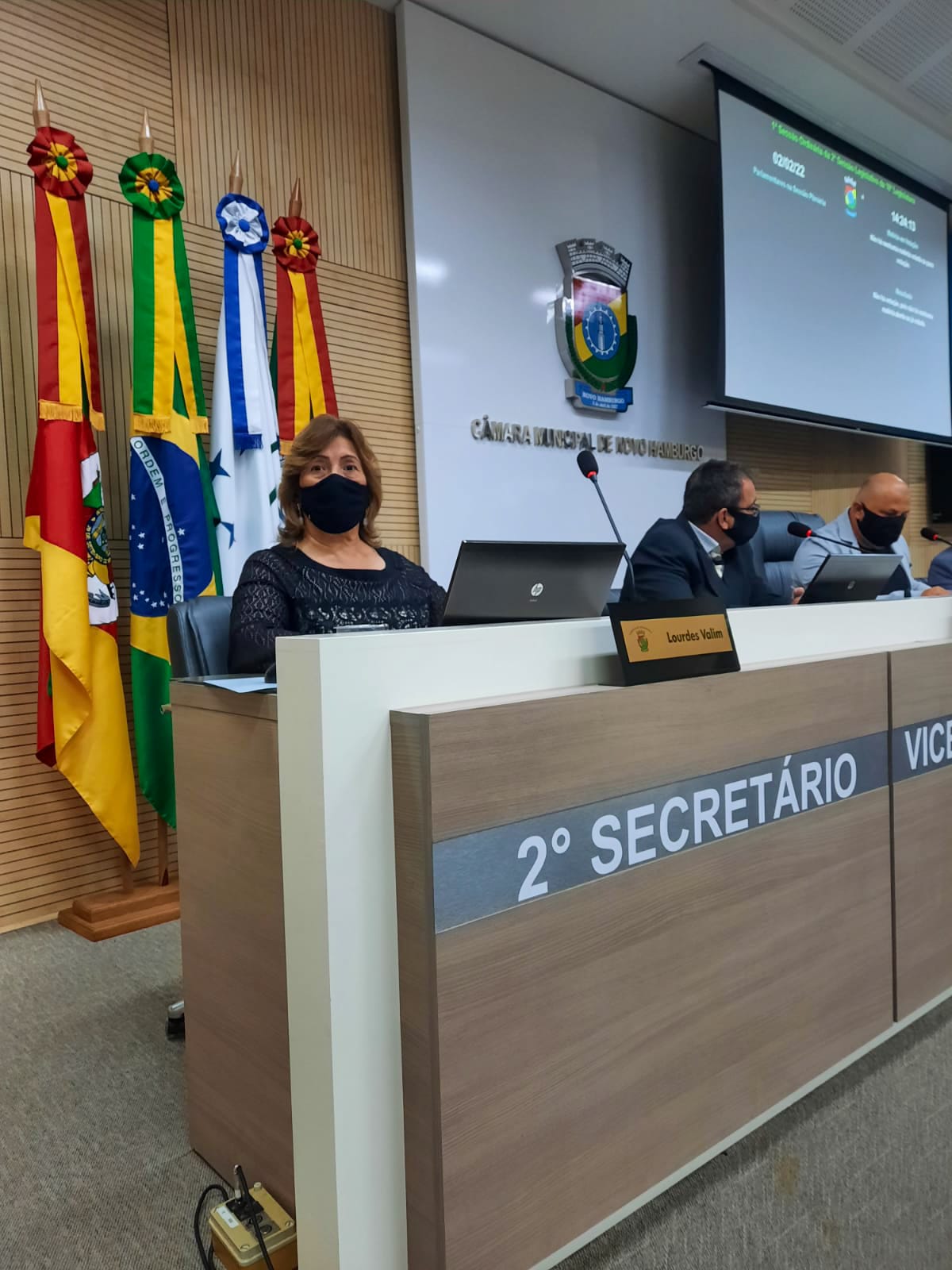 03/02/2022 - Vereadora Lourdes Valim ocupa função na Mesa Diretora na primeira sessão do ano