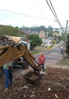 03/04/2019 - Fernando Lourenço acompanha serviço de recolhimento de galhos e entulhos em rua do bairro Canudos