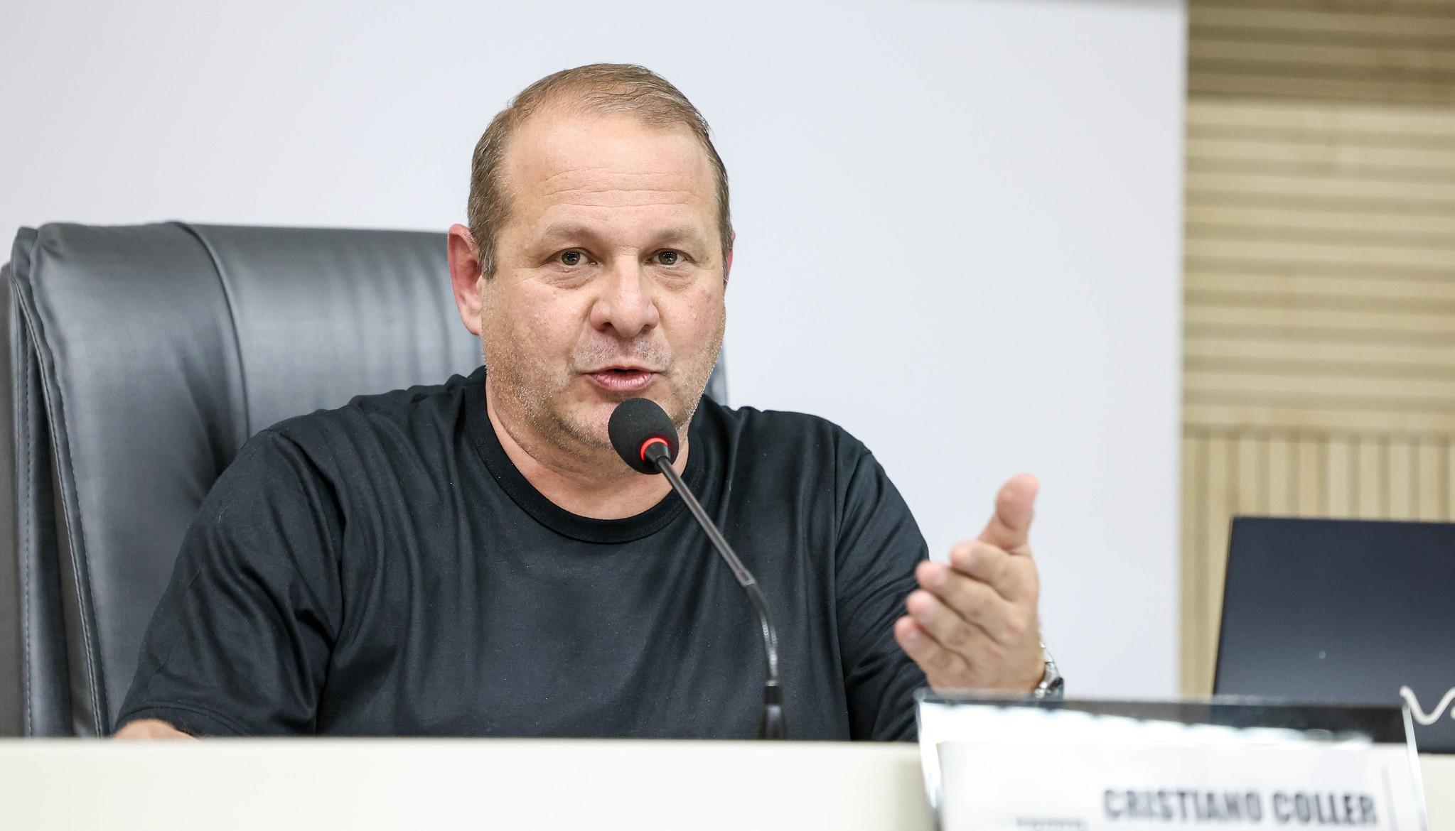 03/07/2025 - Cristiano Coller solicita pavimentação urgente na rua Henrique Eltz Neto