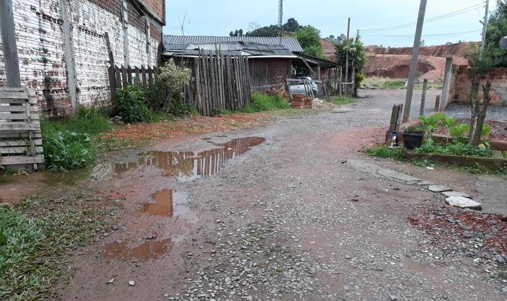 03/09/2018 - Vereador Nor Boeno pede melhorias para rua sem asfalto e colocação de extensão de rede esgoto 