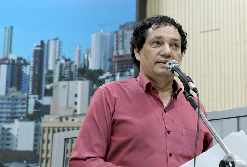 03/12/2019 - Inspetor Luz solicita revitalização de faixa de segurança no bairro Rio Branco