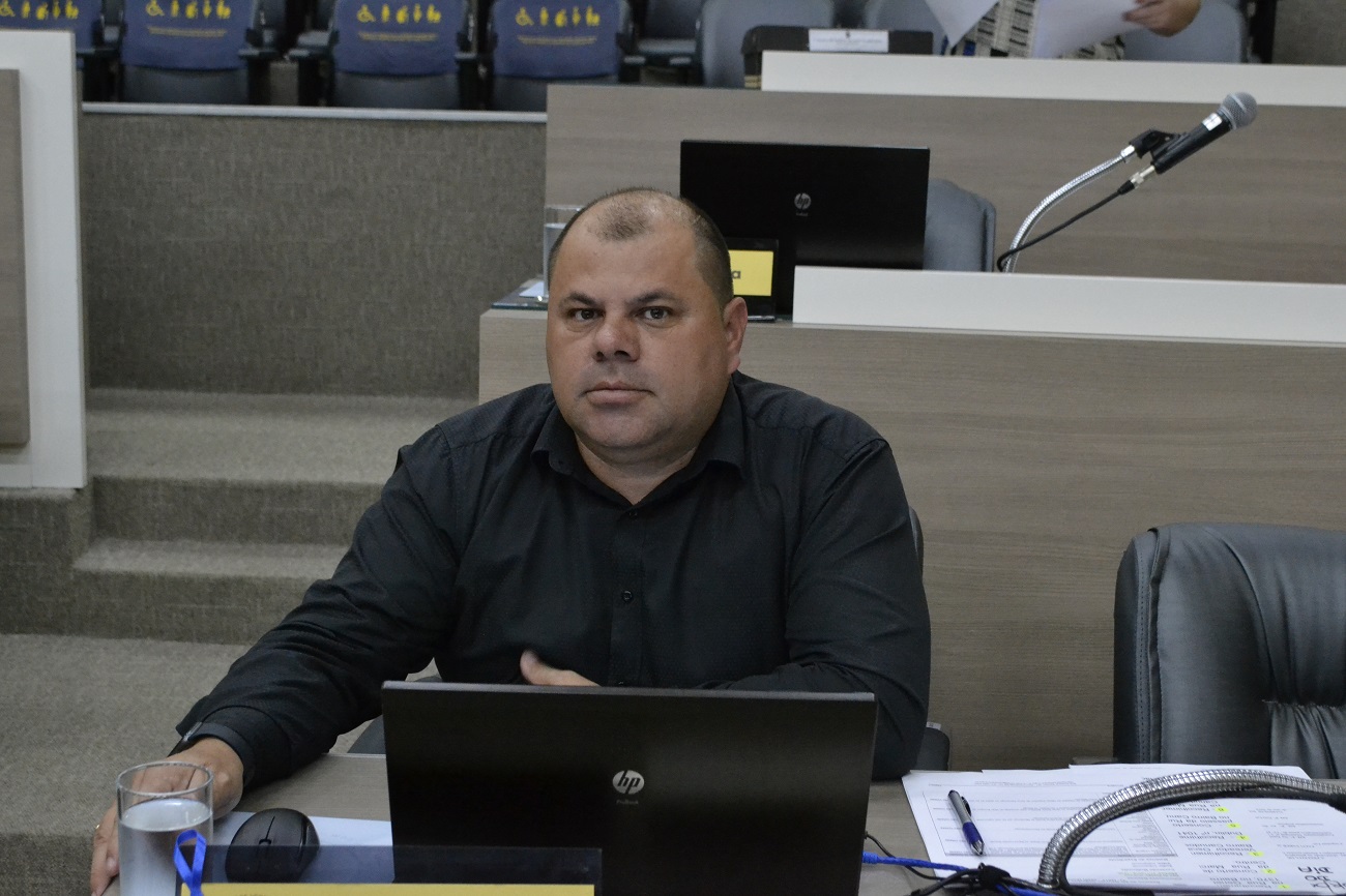 04/02/2020 - Fernando Lourenço demanda operação tapa-buracos na rua Pedro Américo