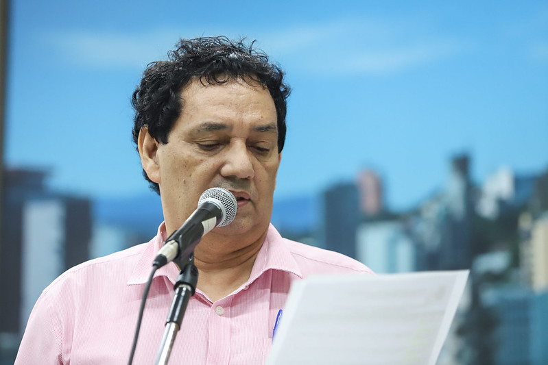 04/02/2020 - Vereador Inspetor Luz solicita remoção de fios de iluminação caídos na rua Bento Gonçalves