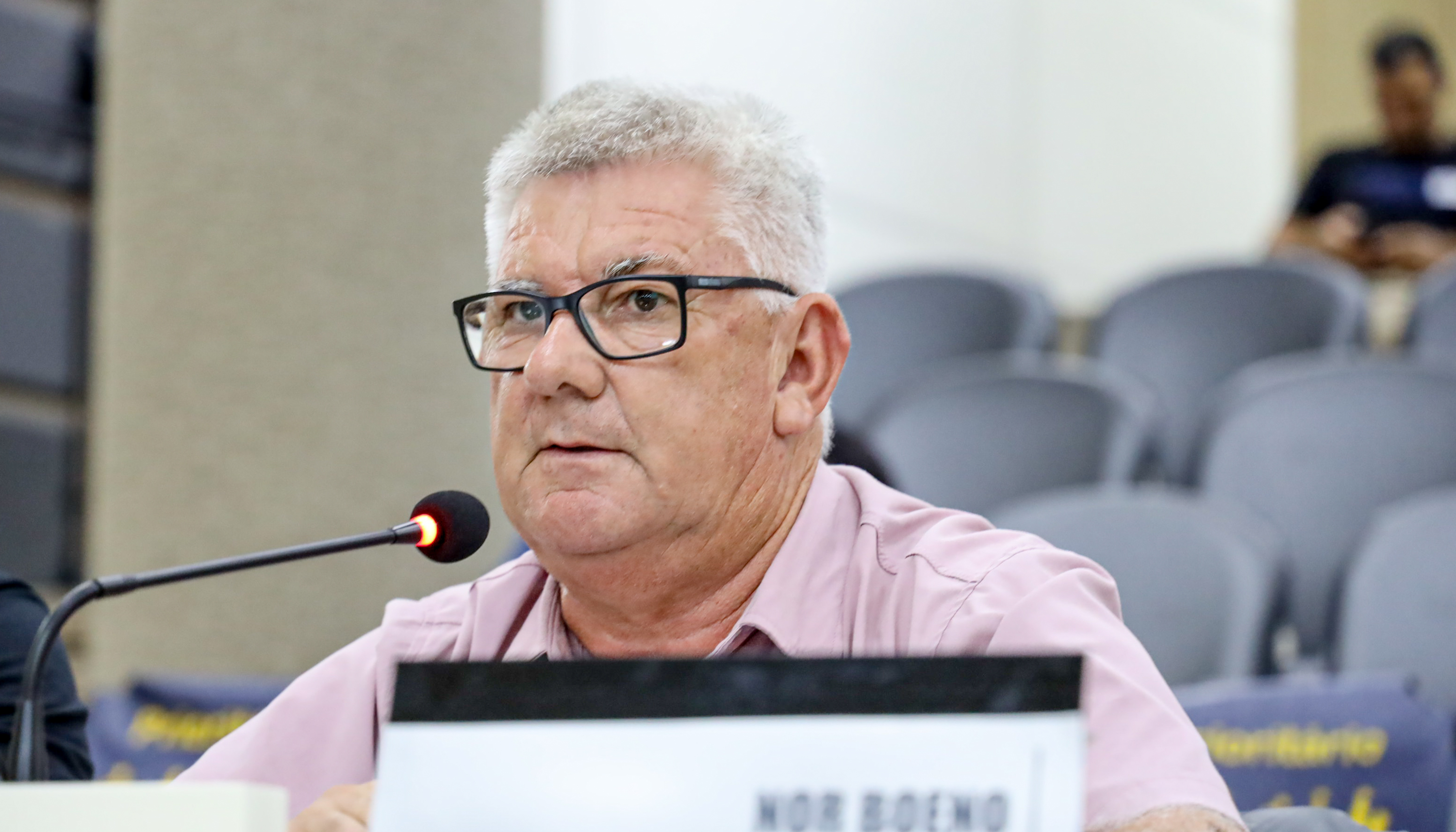 04/04/2025 - Vereador Nor Boeno propõe projeto Poste Limpo 