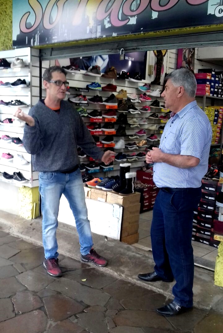 04/05/2017 – Gabinete: Nor Boeno visita comerciantes prejudicados com mudanças no trânsito da avenida Vitor Hugo Kuntz