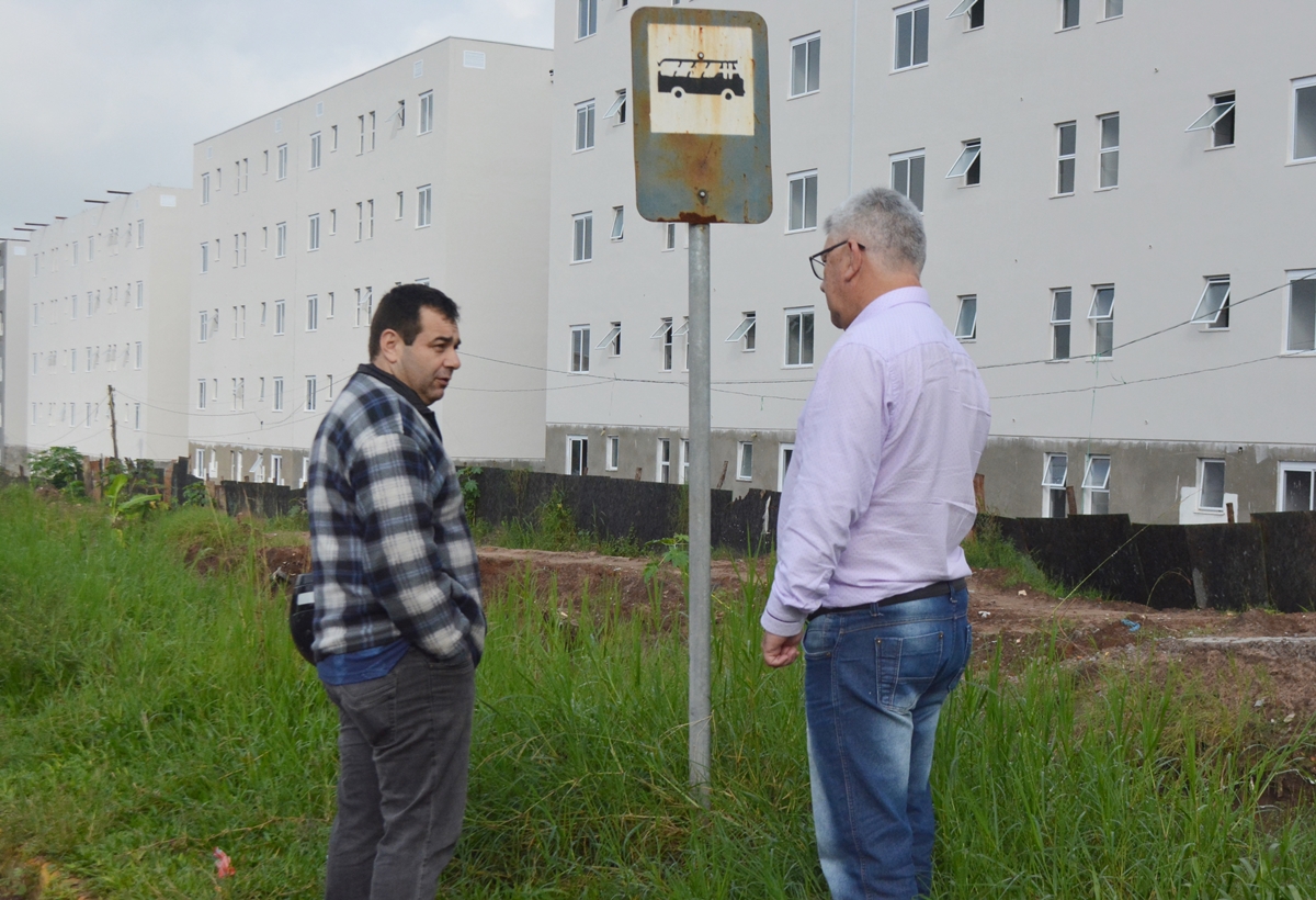 04/06/2019 - Vereador Nor Boeno reivindica colocação de abrigo em ponto de ônibus na Vila Marisol e areia em campo