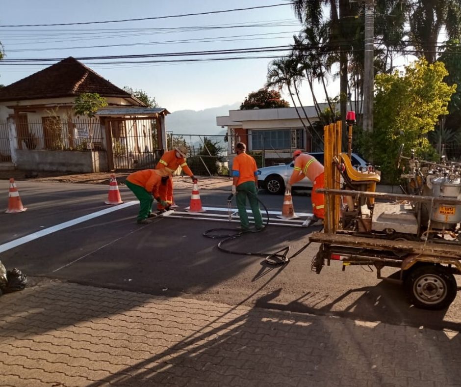 04/06/2020 - Raul Cassel comemora pintura de faixas de pedestres