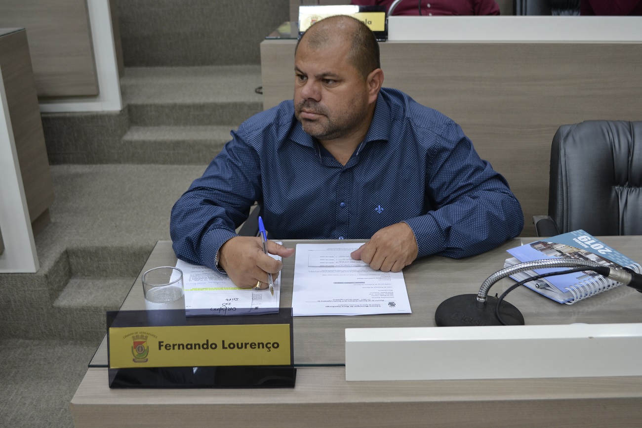 04/07/2019 - Fernando Lourenço demanda troca de lâmpada na rua América