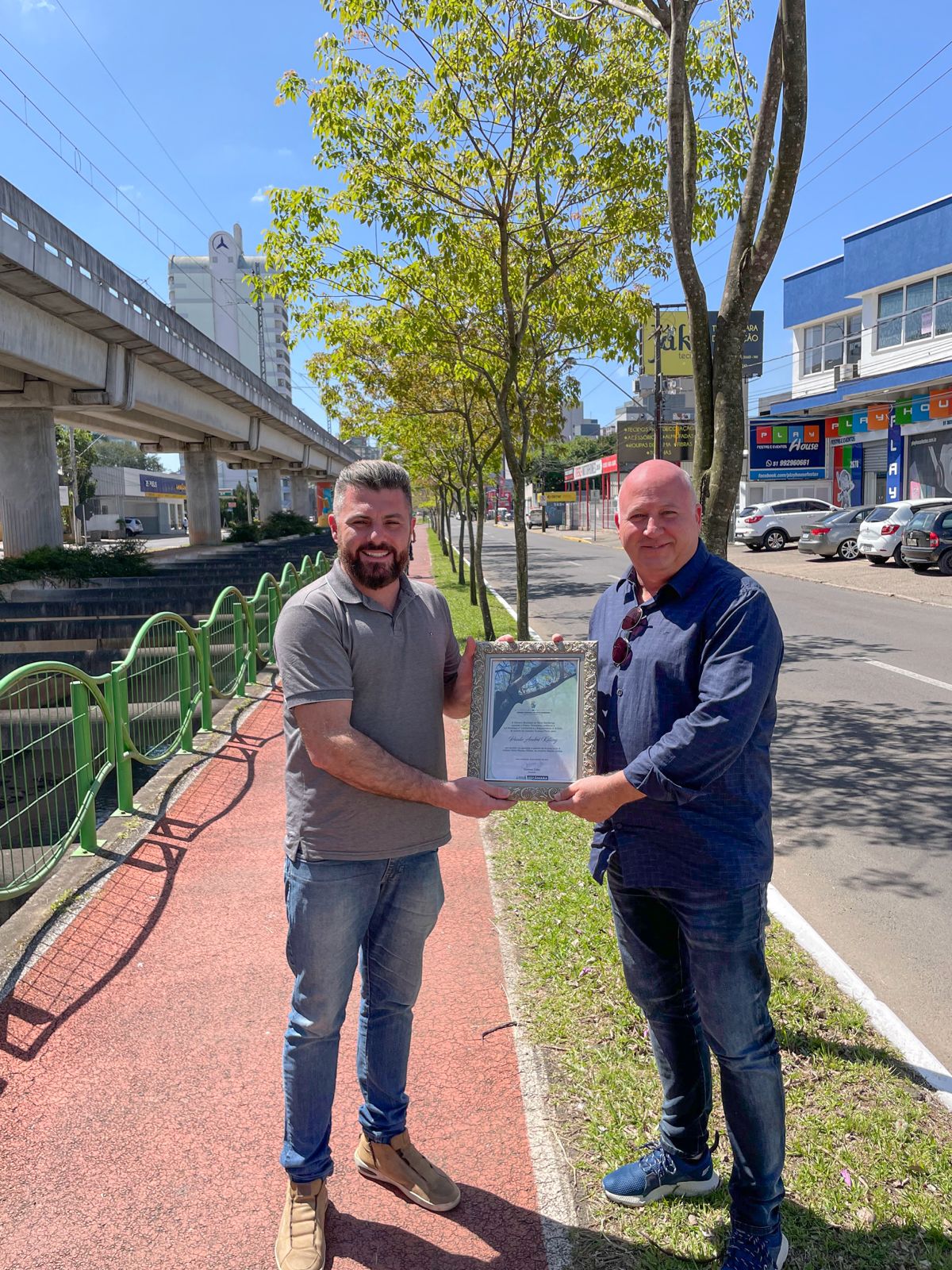 04/10/2022 - Vereador Gustavo Finck (PP) entrega Prêmio Primavera a Paulo André Killing