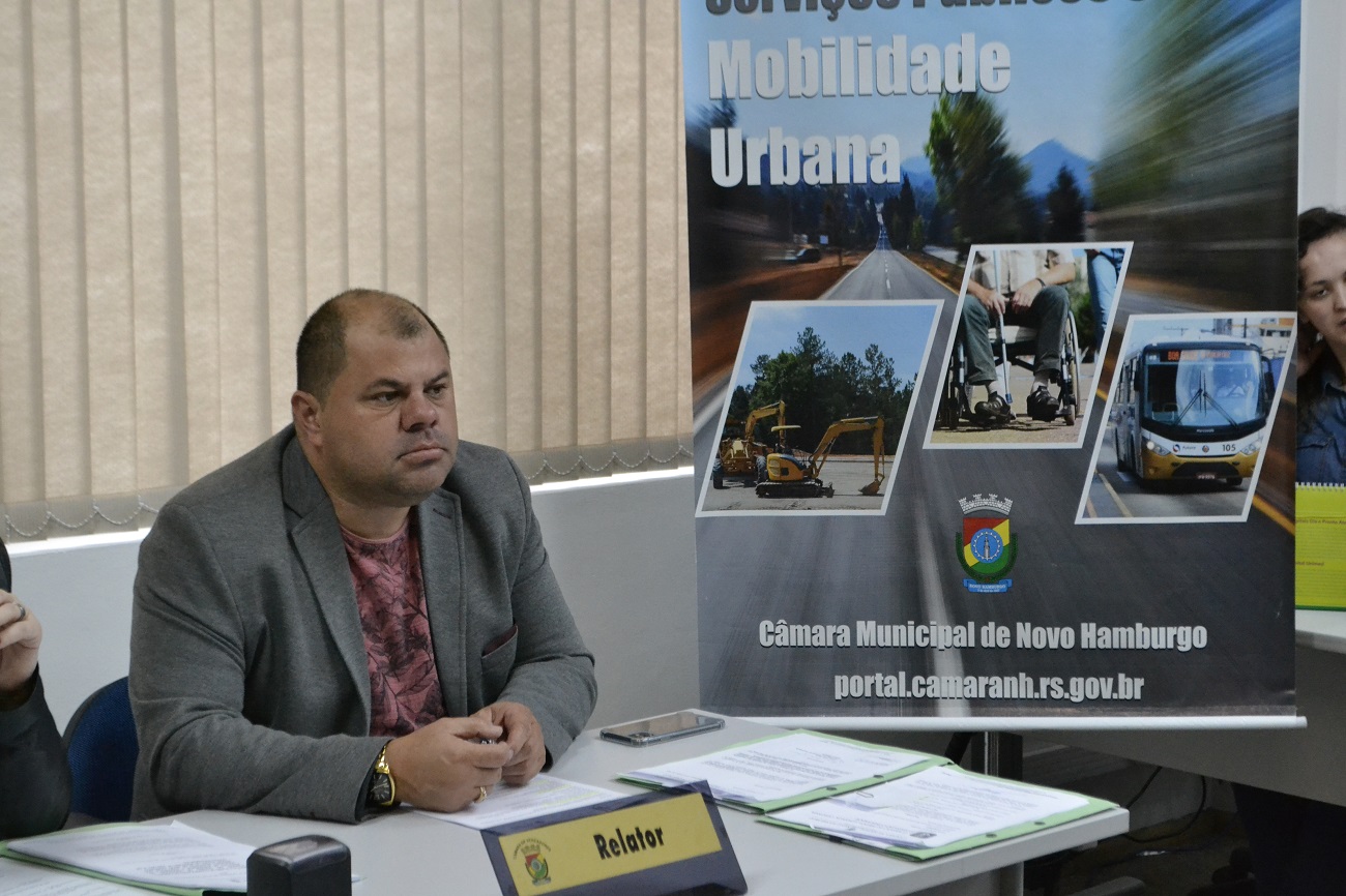 04/11/2019 - Fernando Lourenço requisita recolhimento de entulhos no bairro Liberdade
