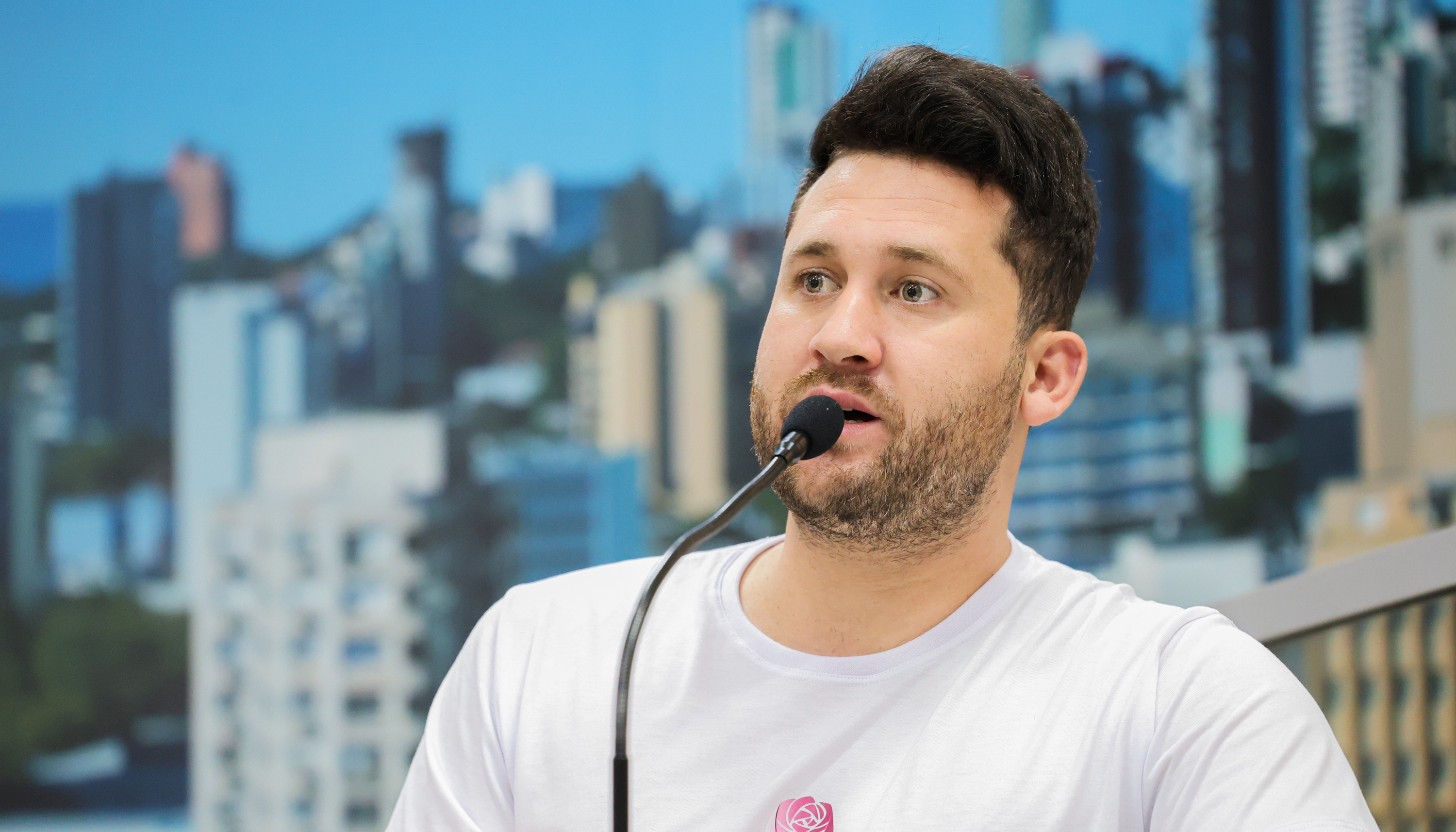 04/11/2025 - Vereador Eliton solicita conserto de cratera em boca de lobo na avenida General Daltro Filho