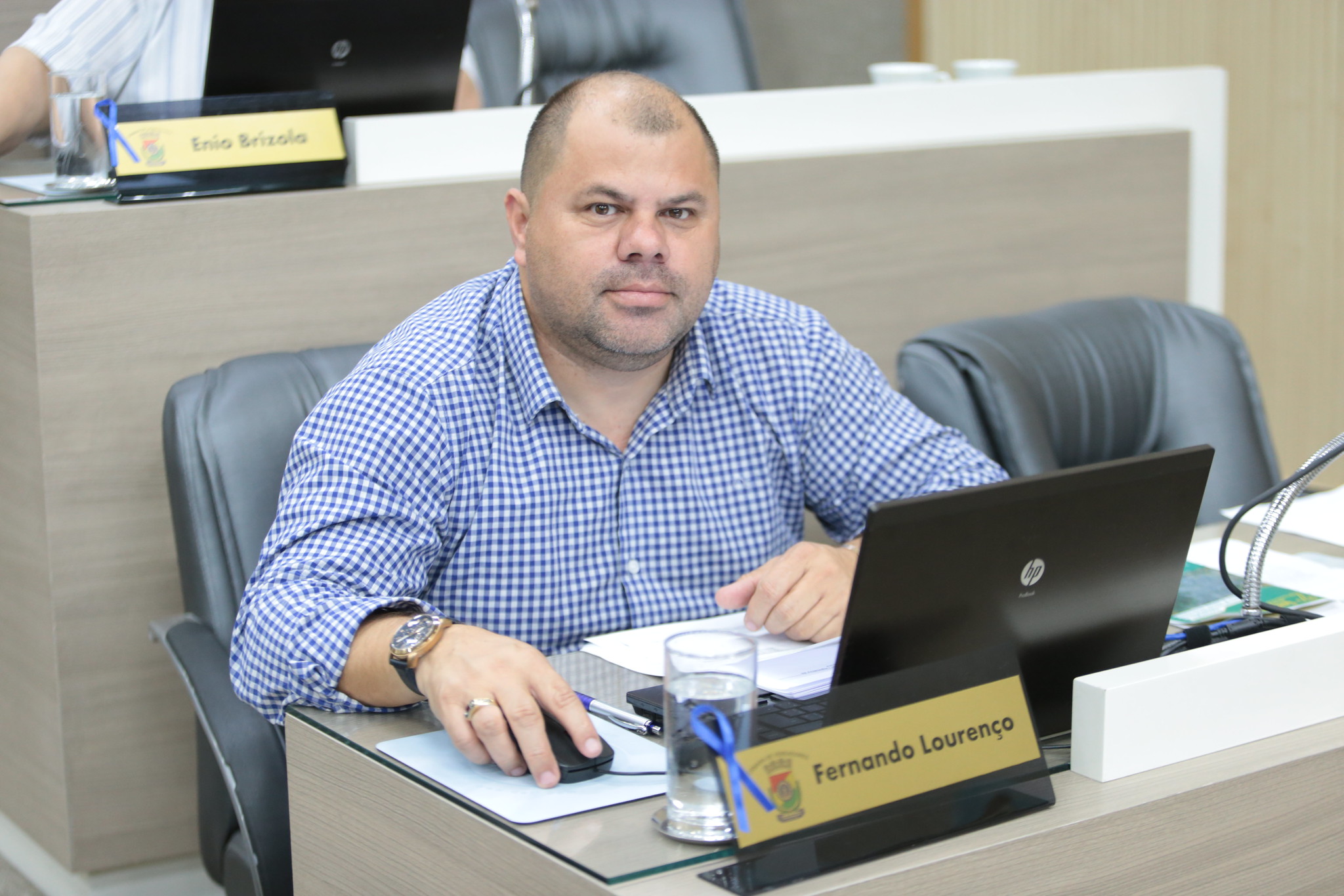 04/12/2019 - Fernando Lourenço solicita conserto urgente de infiltração na rua Florença