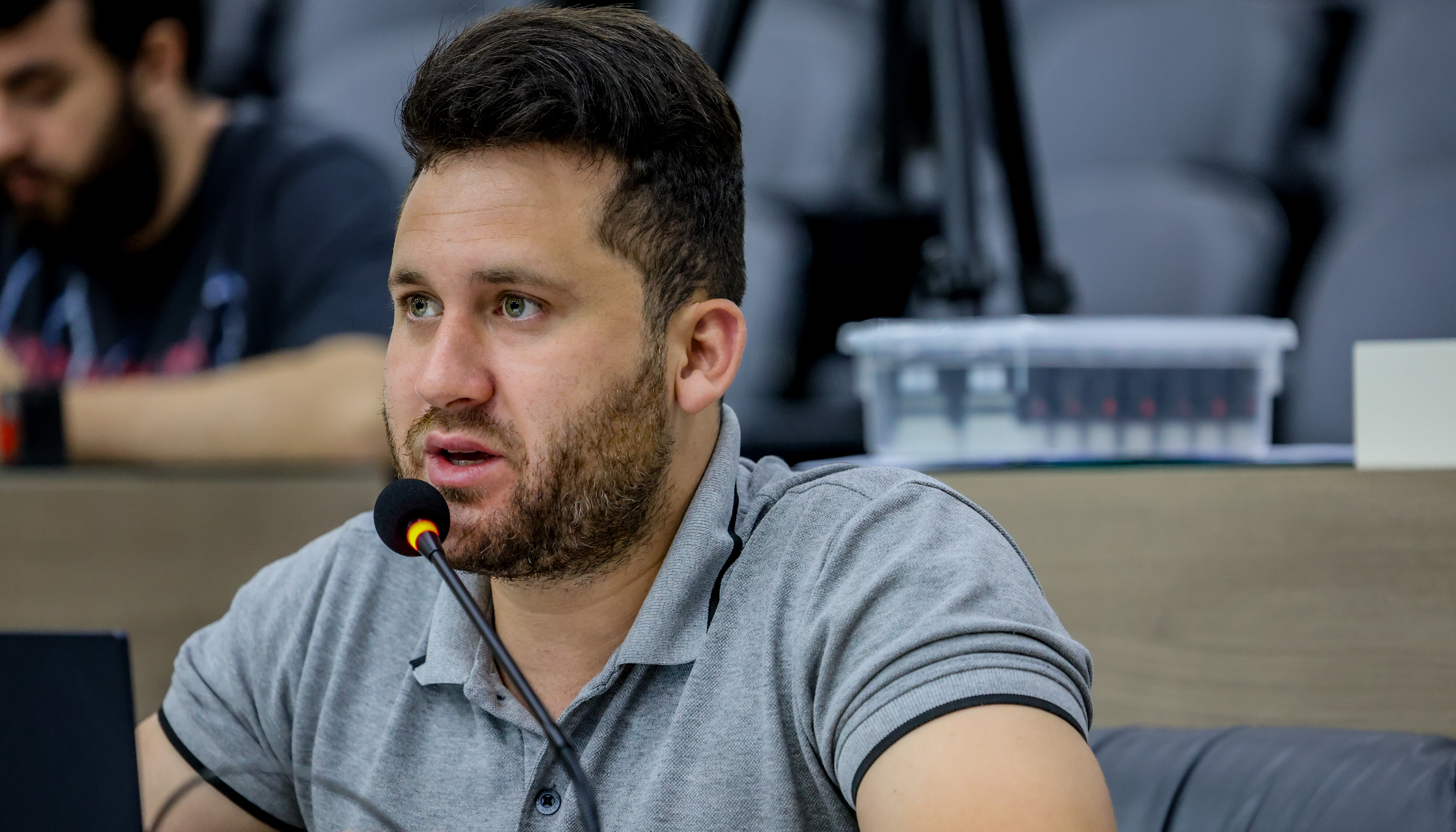 04/12/2025 - Pintura dos brinquedos da pracinha da Sociedade Esportiva São José é realizada após solicitação de vereador Eliton