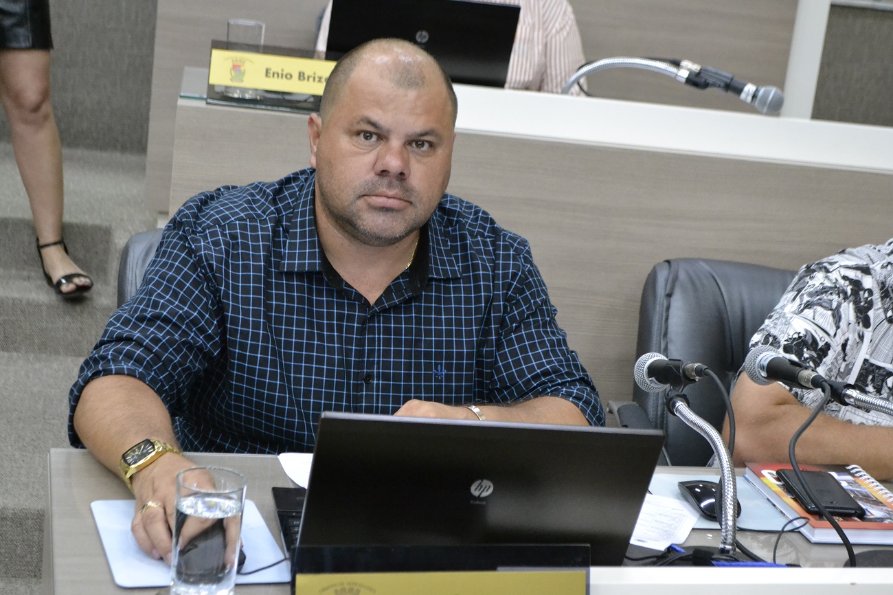 05/02/2020 - Vereador Fernando Lourenço demanda troca de lâmpada na rua Octávio Oscar Bender