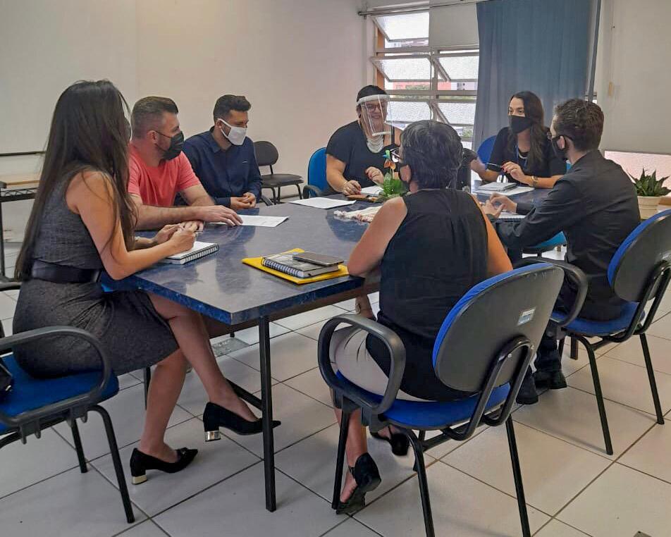 05/03/2021 - Gustavo Finck participa de reunião para implementação de projeto que prevê auxílio às mulheres vítima de violência