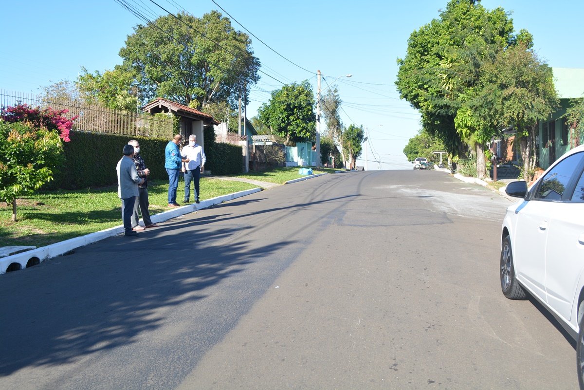 05/06/2020 - Vereador Nor Boeno recebe demanda de morador no bairro Boa Saúde