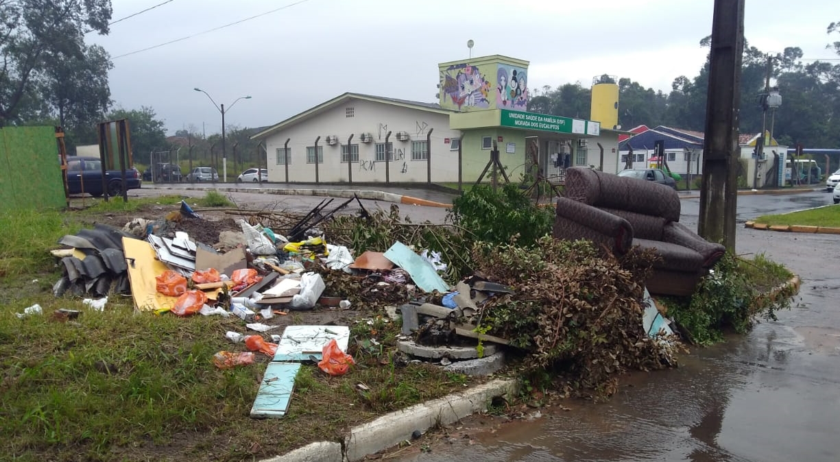 05/07/2018 - Vereador Nor Boeno solicita recolhimento de galhos e entulhos próximo a unidade de saúde e a escola