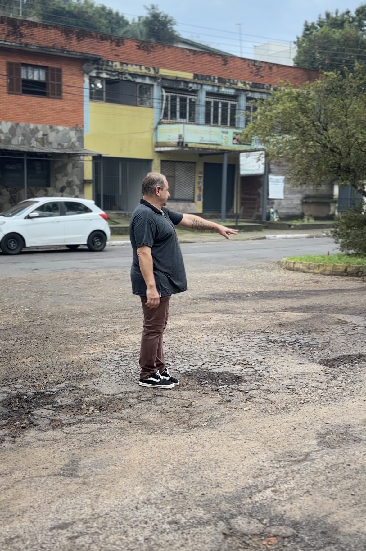 05/08/2026 - Cristiano Coller protocola pedidos para recuperação de importantes vias do bairro Santo Afonso