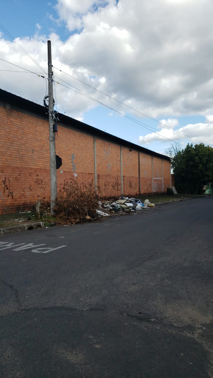 05/09/2019 - Vereador Inspetor Luz solicita remoção de galhos e lixos no cruzamento das ruas Penedo e Corumbá