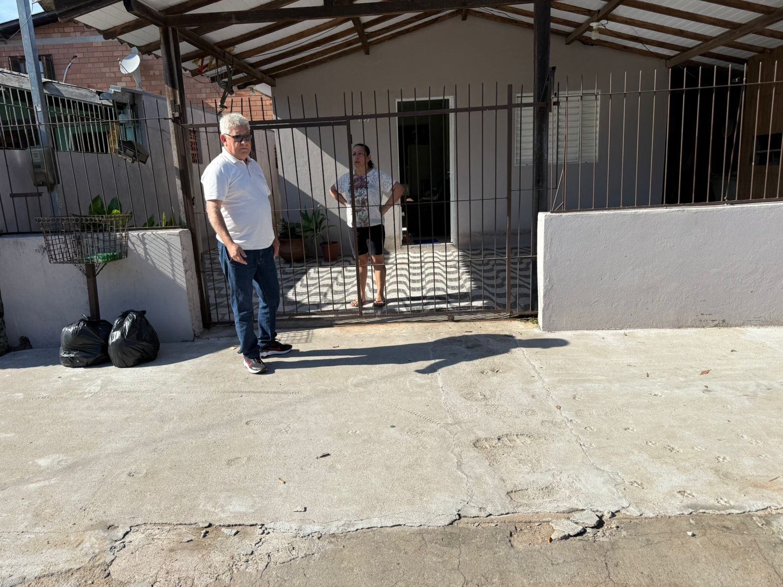 05/11/2025 - Vereador Nor Boeno visita moradores da rua Walter Iserhard, em Canudos